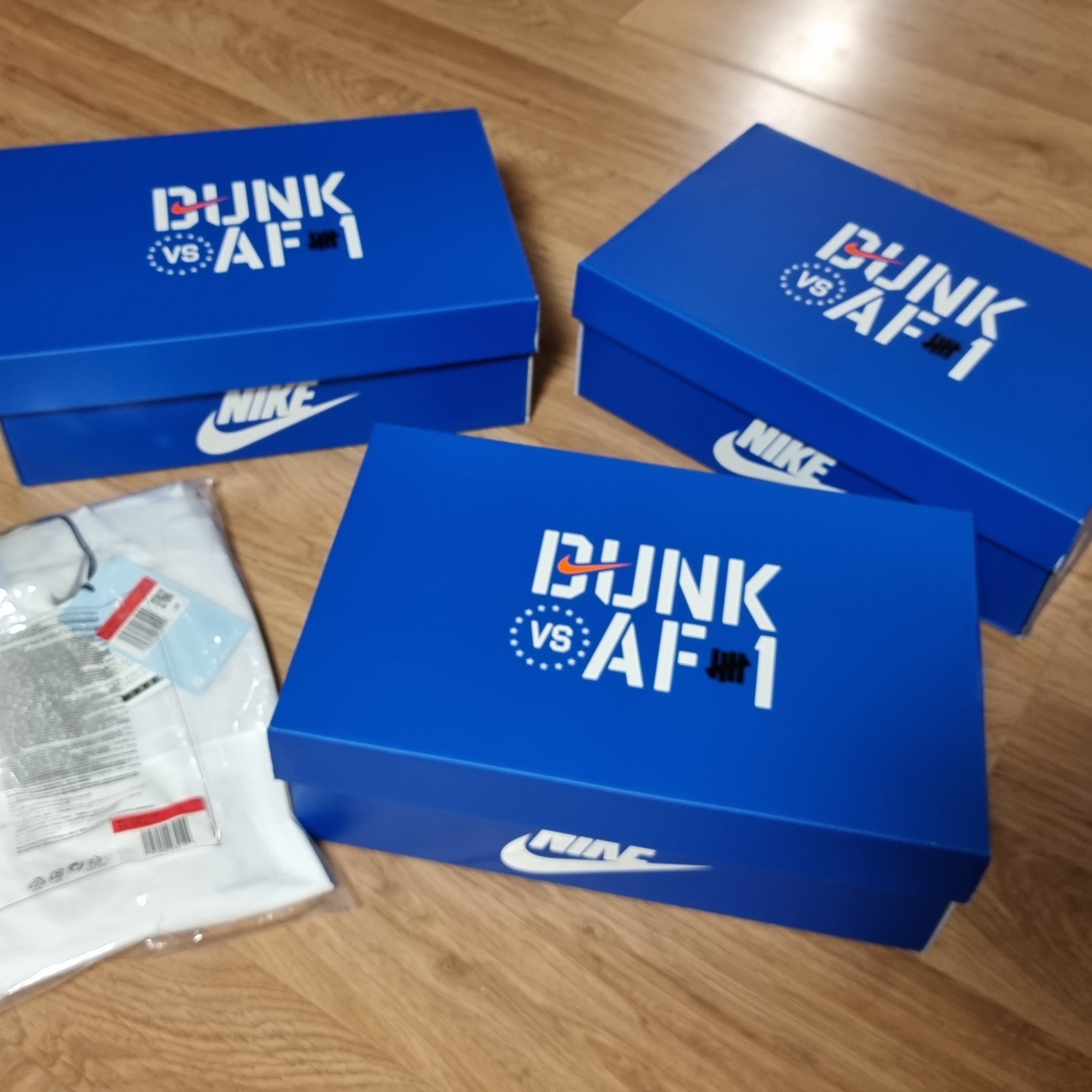 Nike x Undefeated Dunk Low SP 5 On It Black, Nike x Undefeated Air Force 1 Low SP 5 On It Court Blue 착용 스타일 - 2