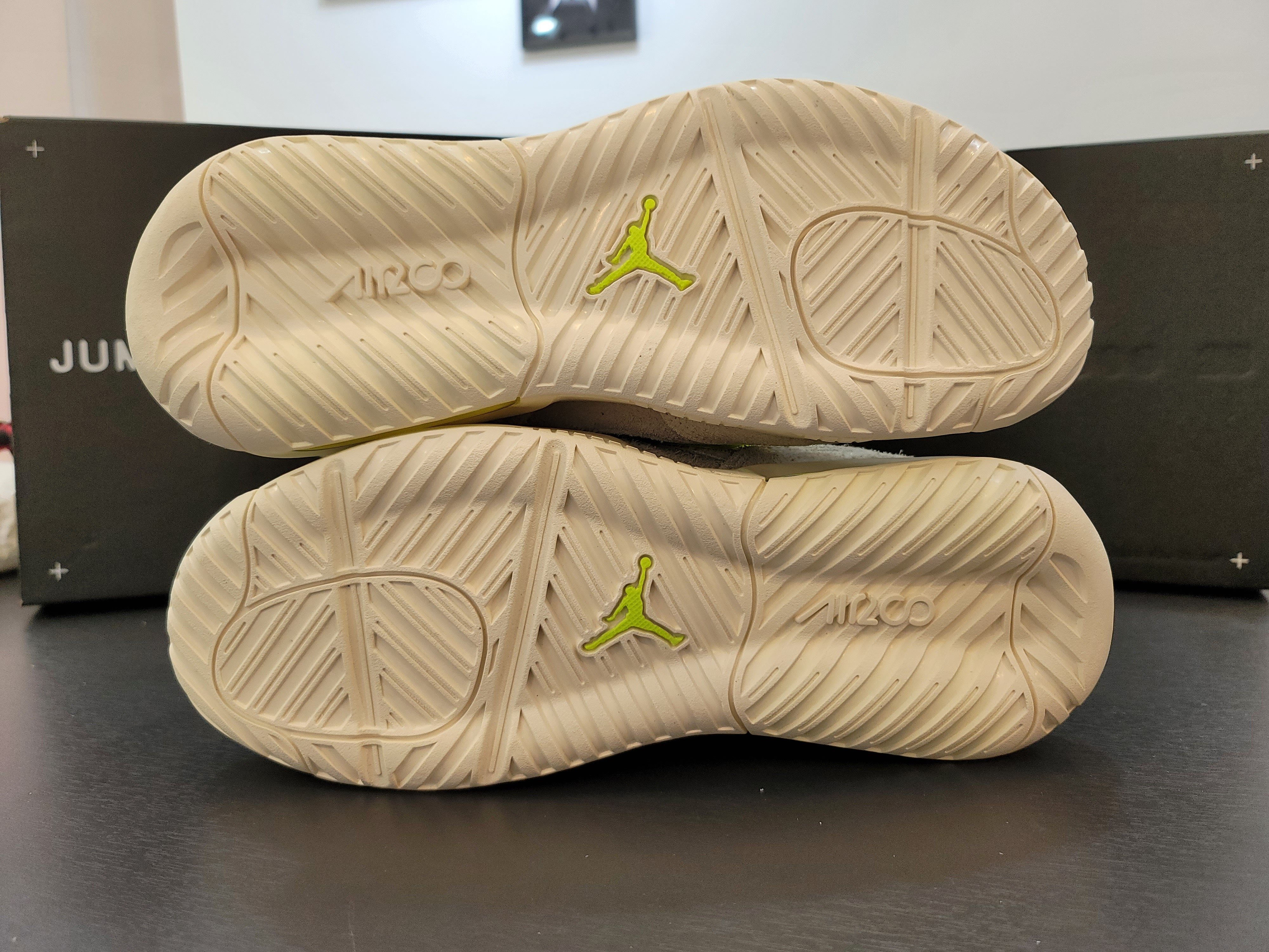 Jordan MA2 Pale Ivory Volt 착용 스타일 - 4