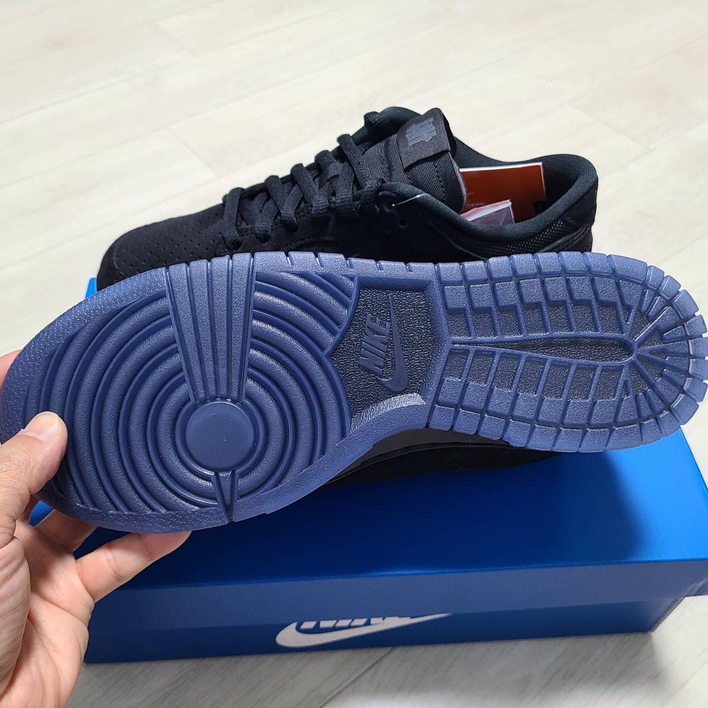 Nike x Undefeated Dunk Low SP 5 On It Black 착용 스타일 - 5