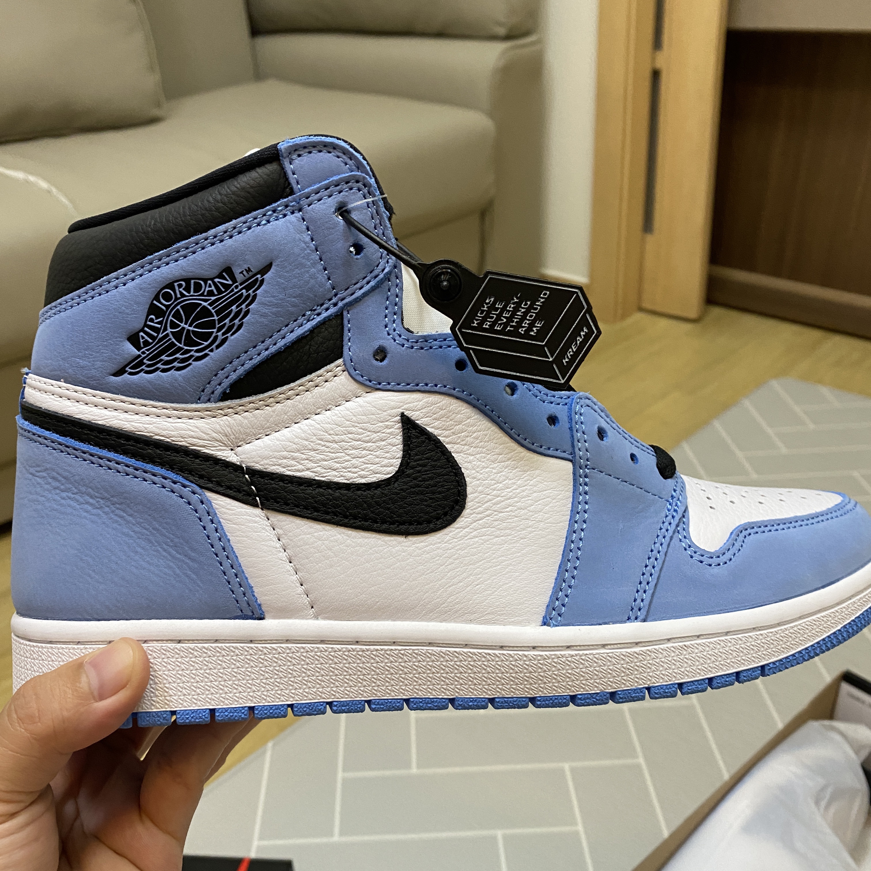 Jordan 1 Retro High OG University Blue 착용 스타일 - 3