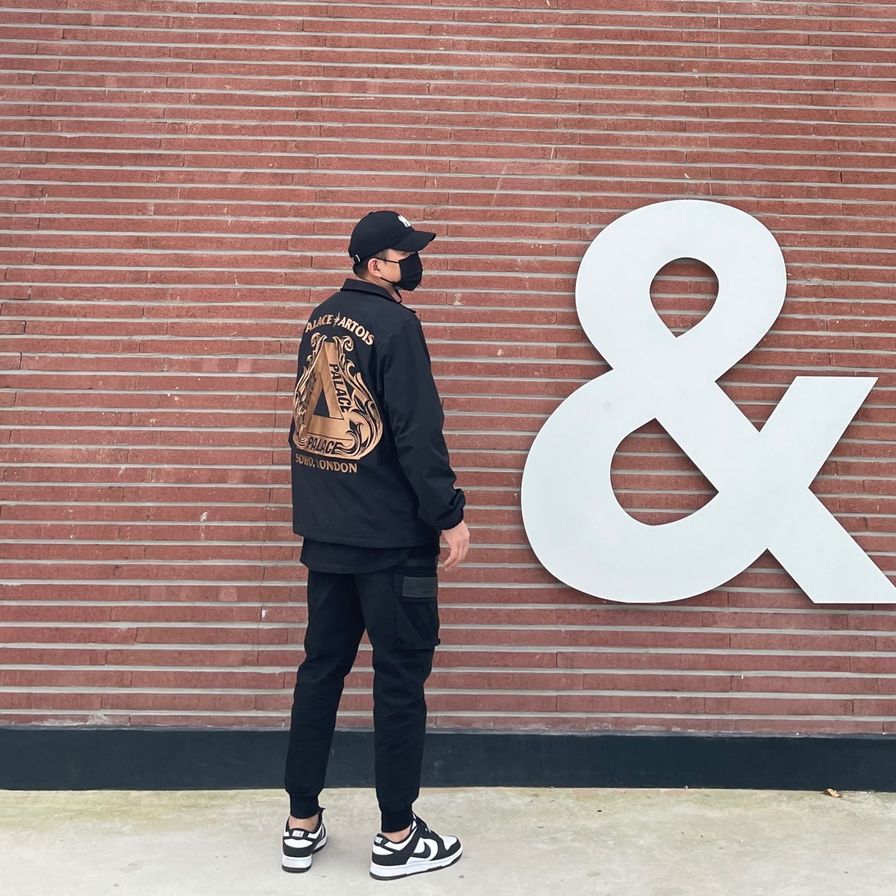 Palace x Stella Artois Coach Jacket Black - 21FW, Nike Dunk Low Retro Black 착용 스타일 - 2