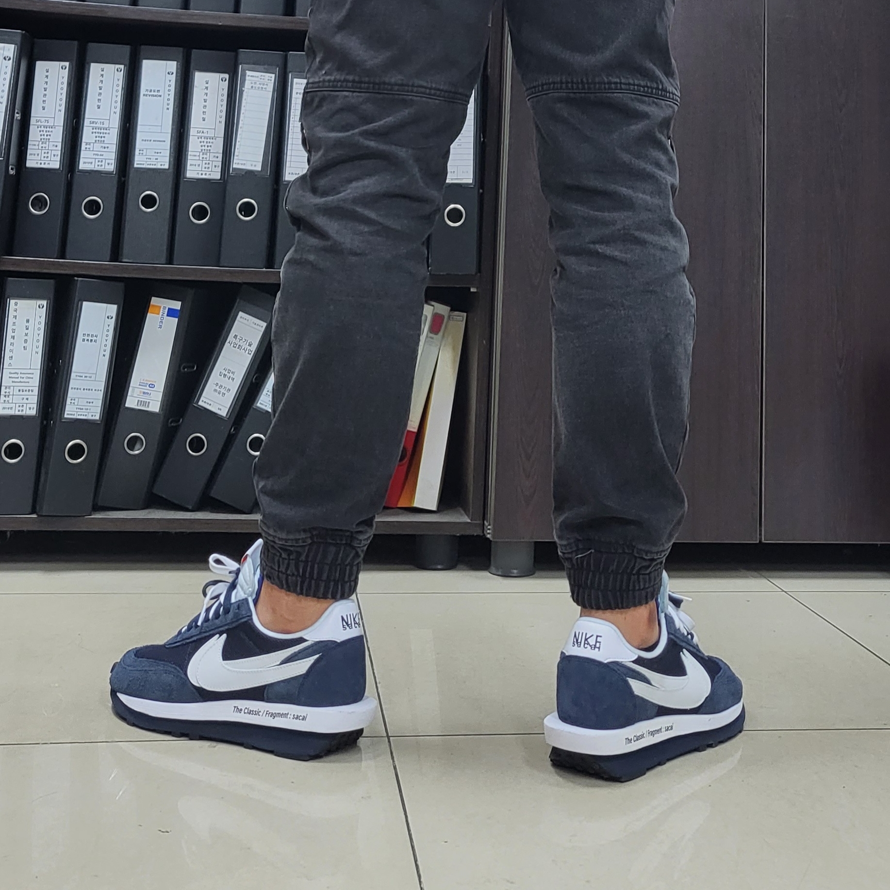 Nike x Sacai x Fragment LDWaffle Blackened Blue 착용 스타일 - 2