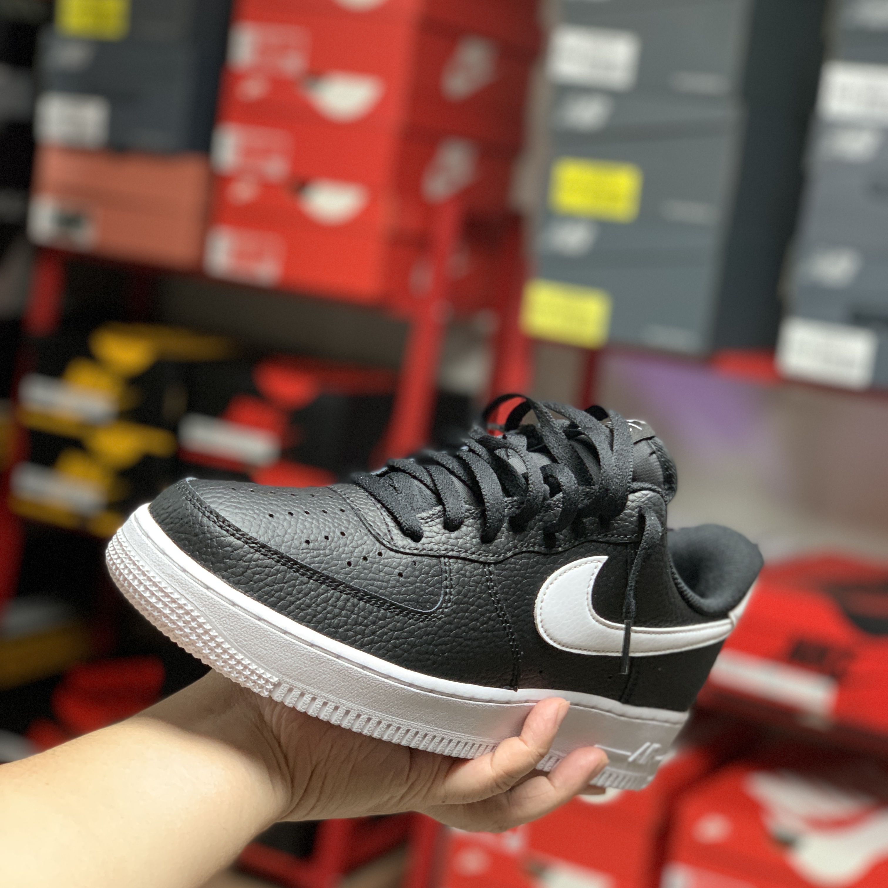 Nike Air Force 1 '07 Black White 착용 스타일 - 1