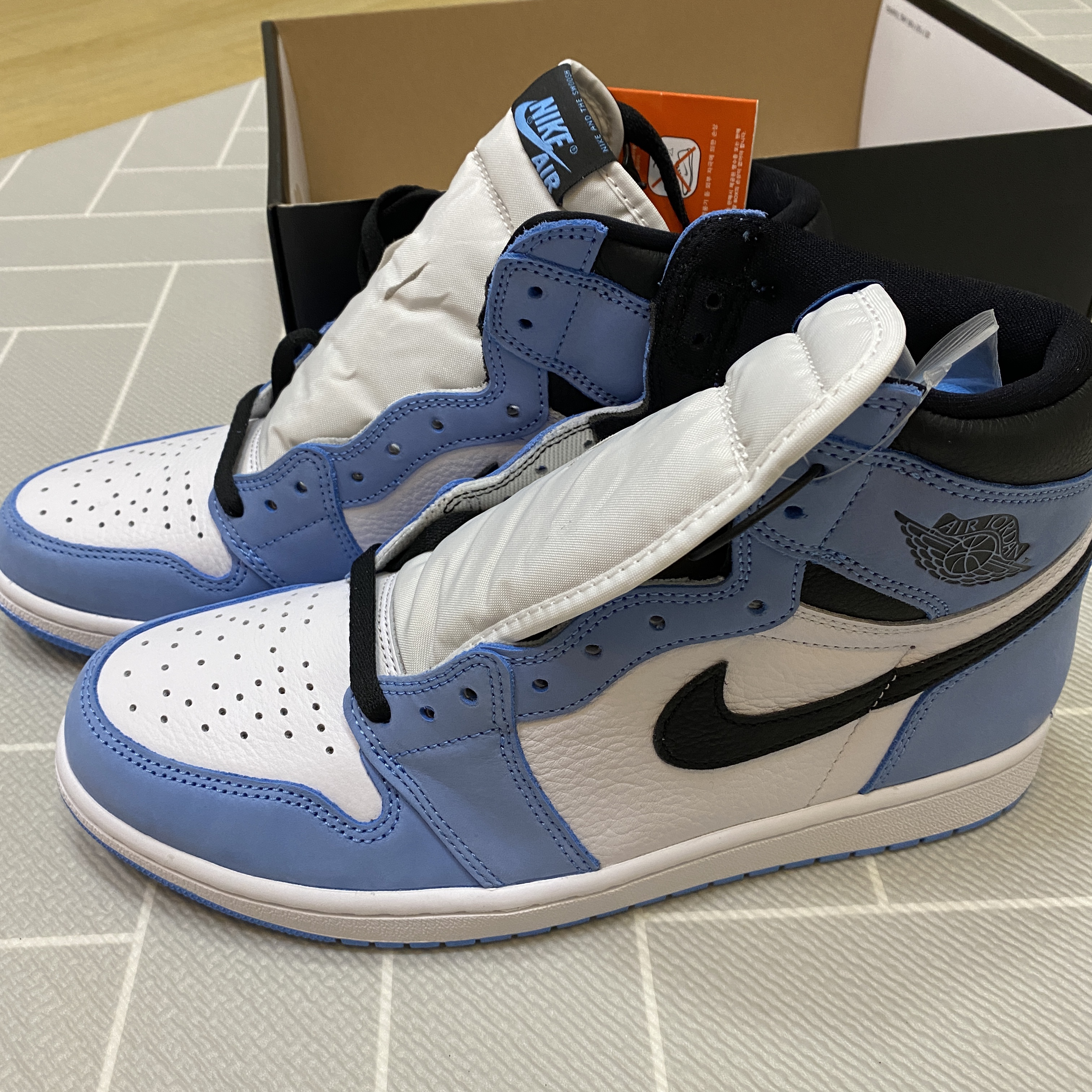 Jordan 1 Retro High OG University Blue 착용 스타일 - 2