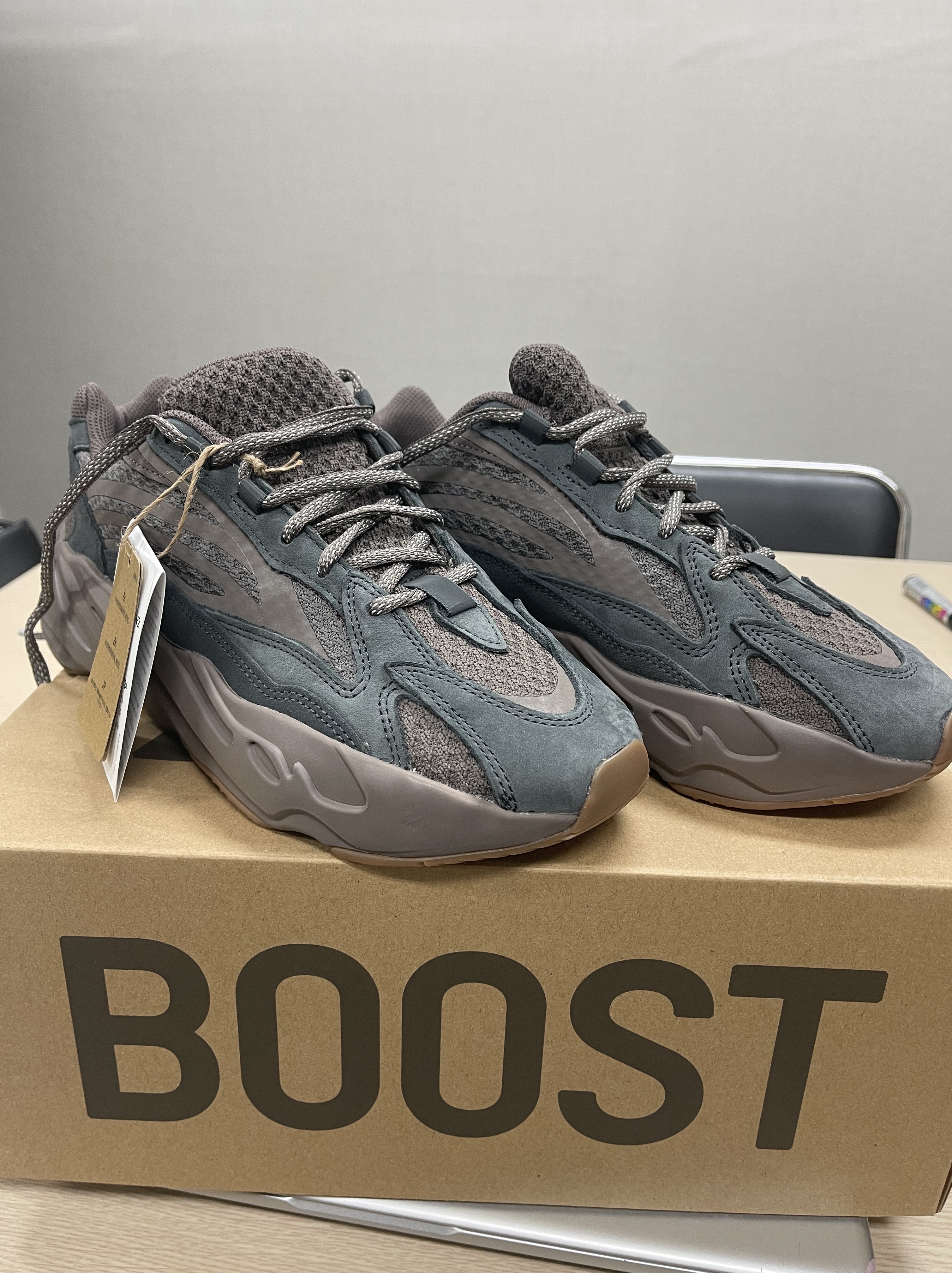 Adidas Yeezy Boost 700 V2 Mauve 착용 스타일 - 1