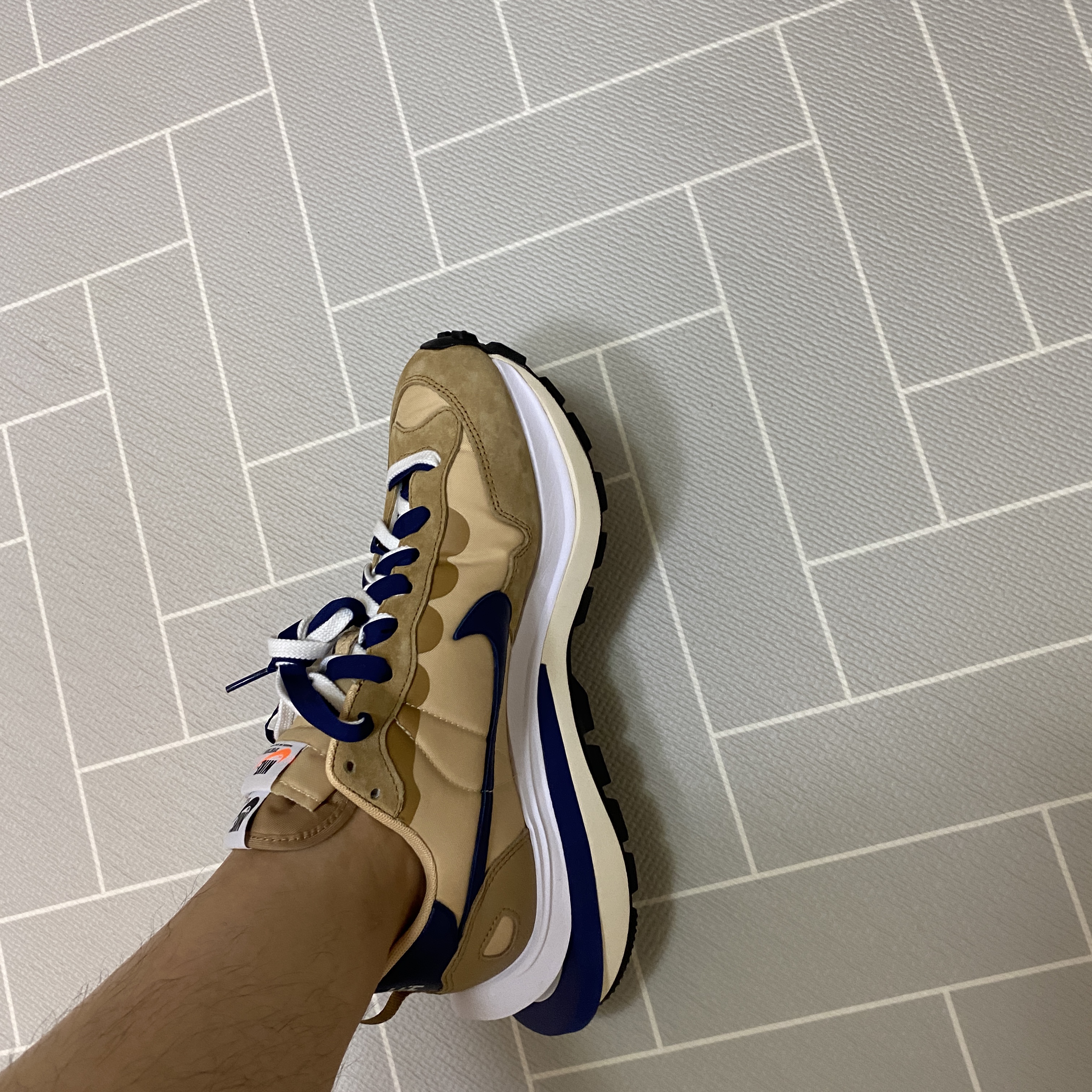 Nike x Sacai VaporWaffle Sesame and Blue Void 착용 스타일 - 2