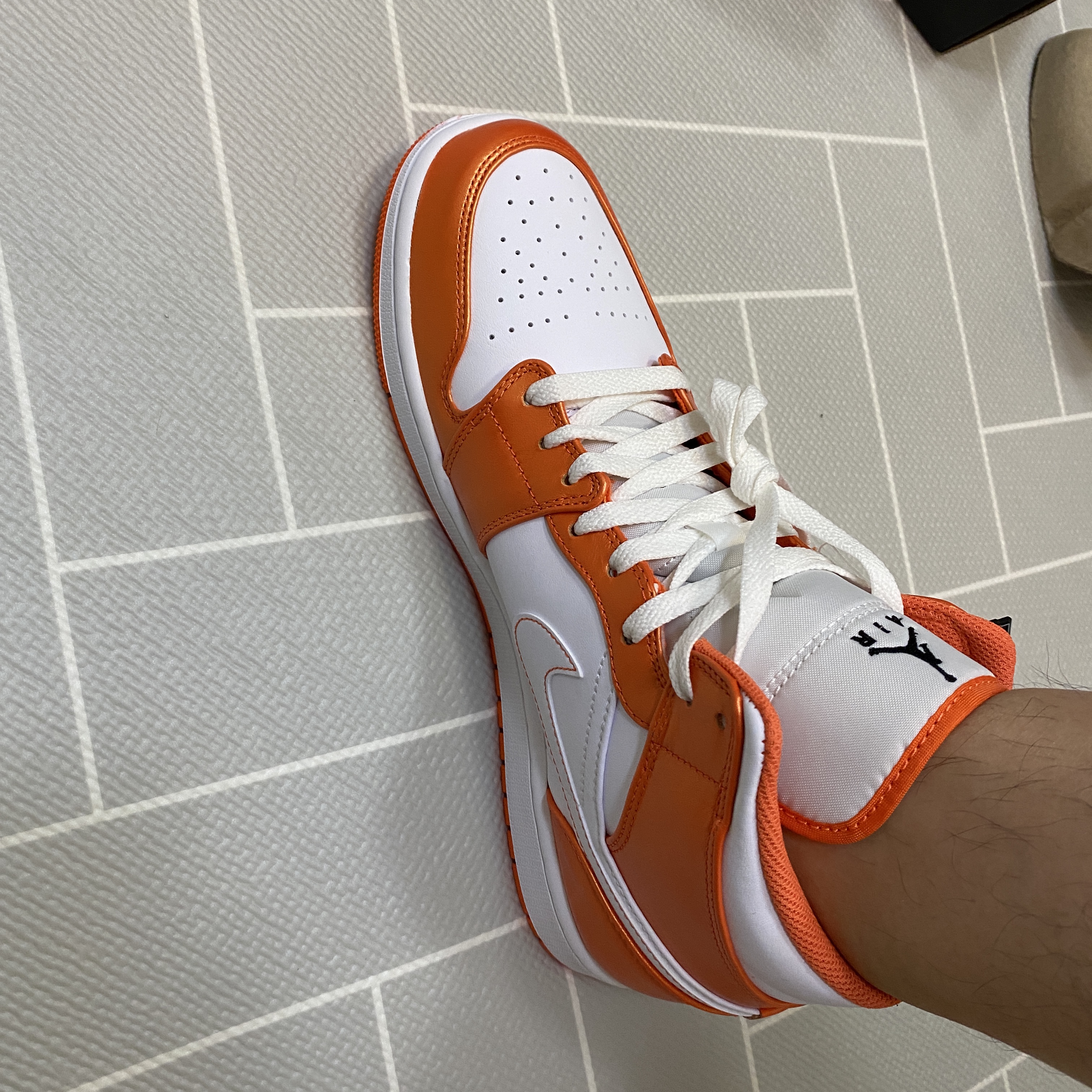 Jordan 1 Mid SE Electro Orange 착용 스타일 - 1