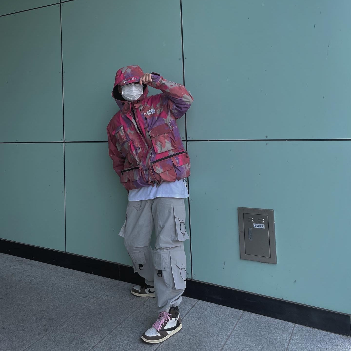 Supreme x The North Face Cargo Jacket Multi-Color - 20SS, Jordan 1 x Travis Scott Retro High OG SP Mocha 착용 스타일 - 2