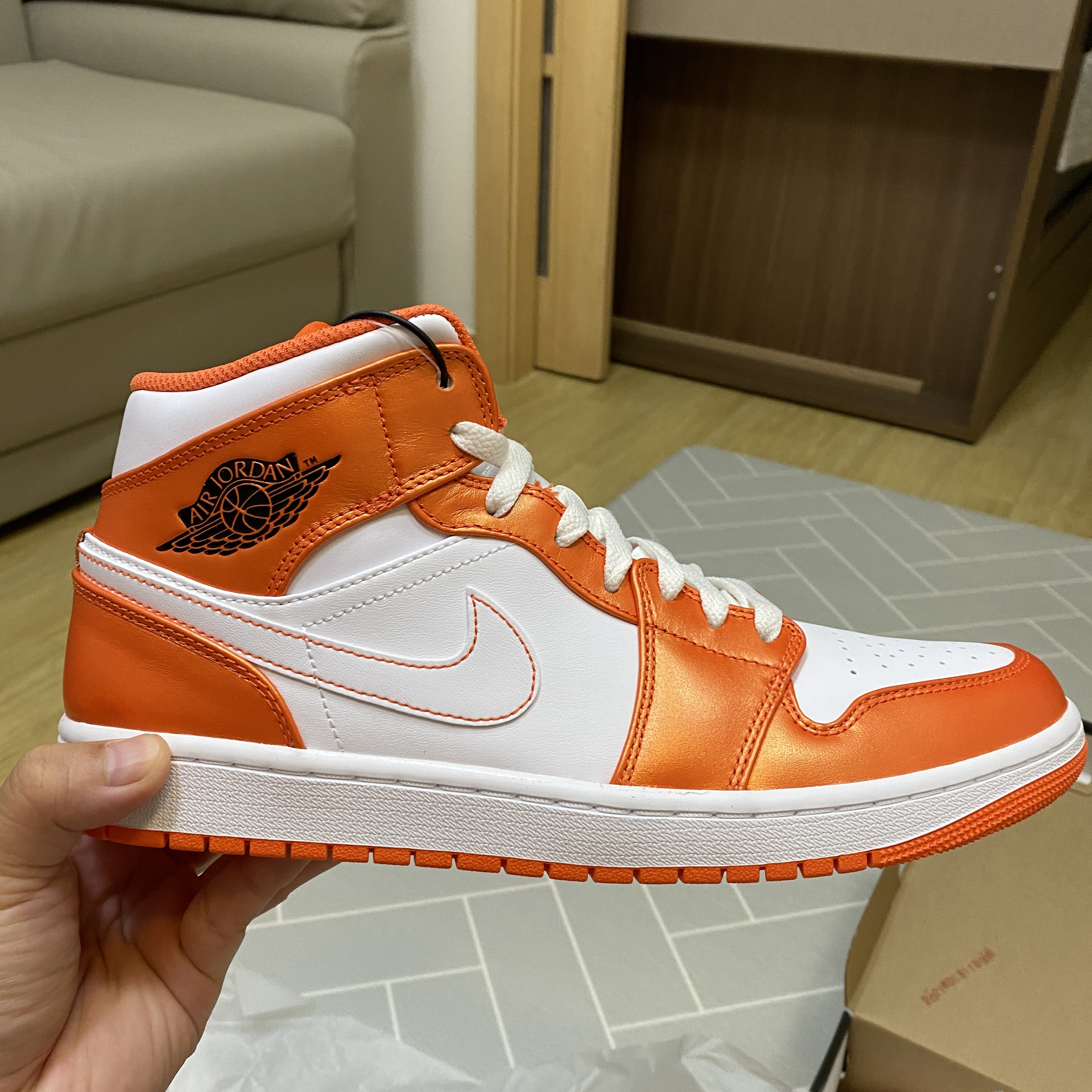Jordan 1 Mid SE Electro Orange 착용 스타일 - 4