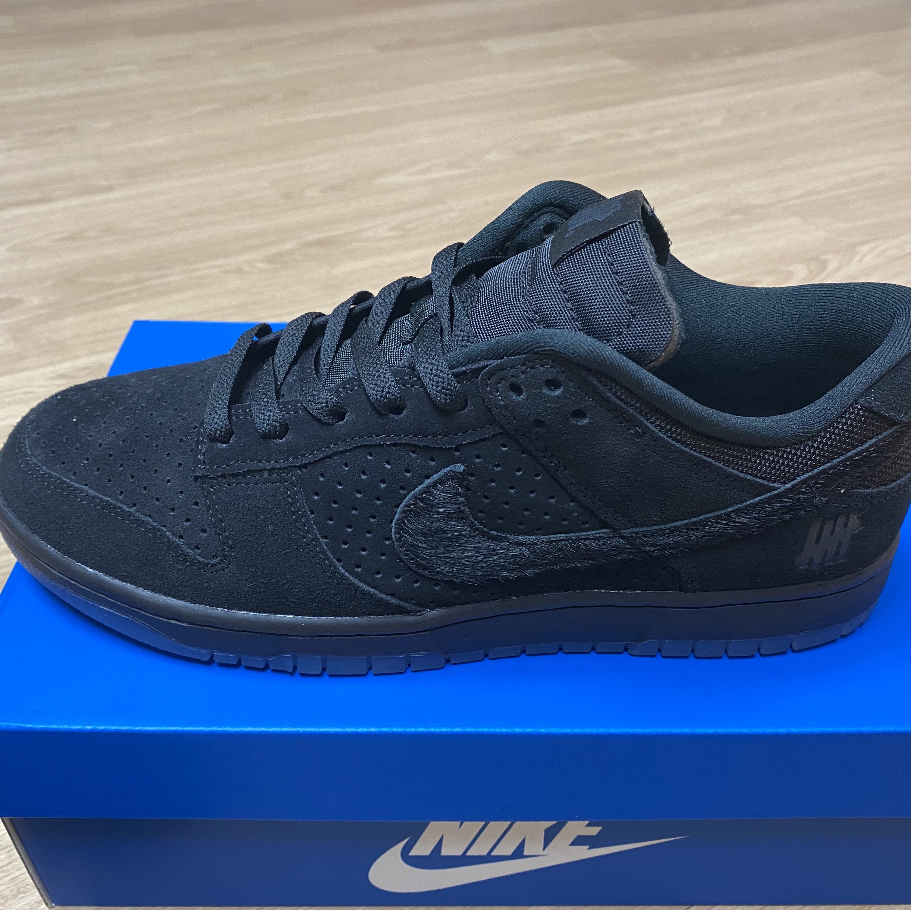 Nike x Undefeated Dunk Low SP 5 On It Black 착용 스타일 - 3