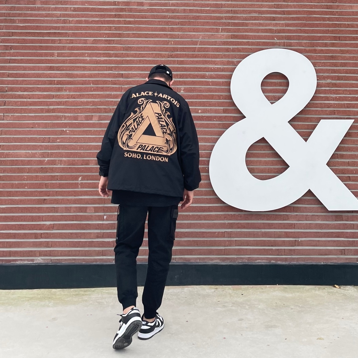 Palace x Stella Artois Coach Jacket Black - 21FW, Nike Dunk Low Retro Black 착용 스타일 - 1