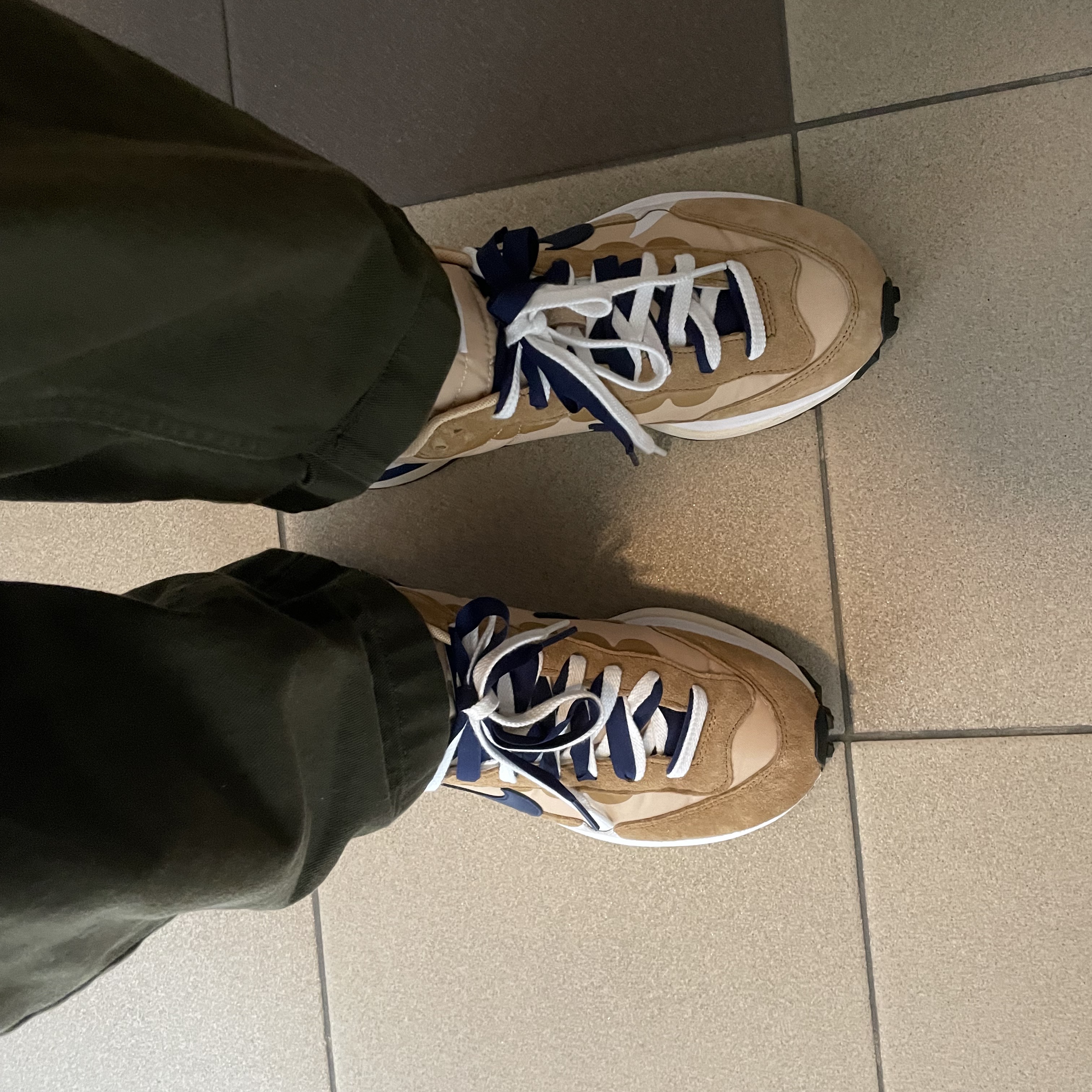 Nike x Sacai VaporWaffle Sesame and Blue Void 착용 스타일
