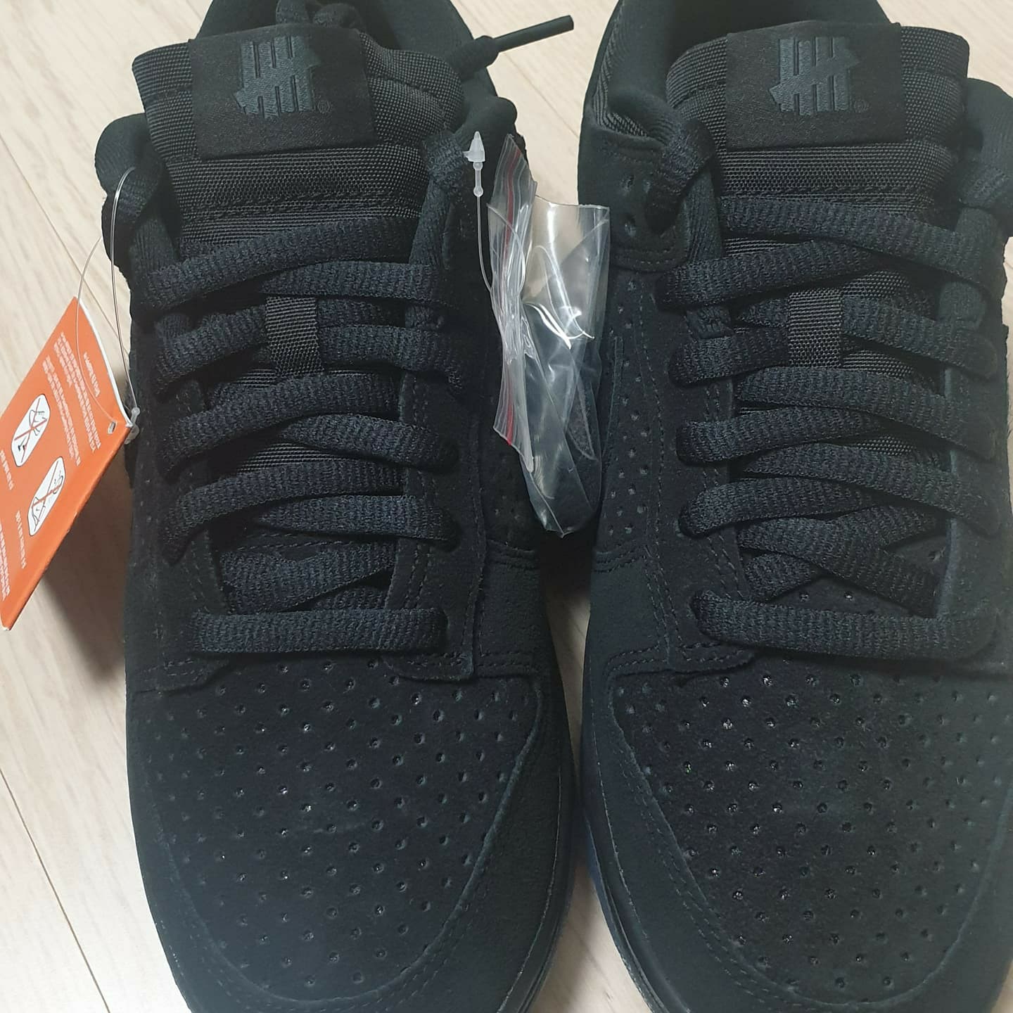 Nike x Undefeated Dunk Low SP 5 On It Black 착용 스타일 - 1