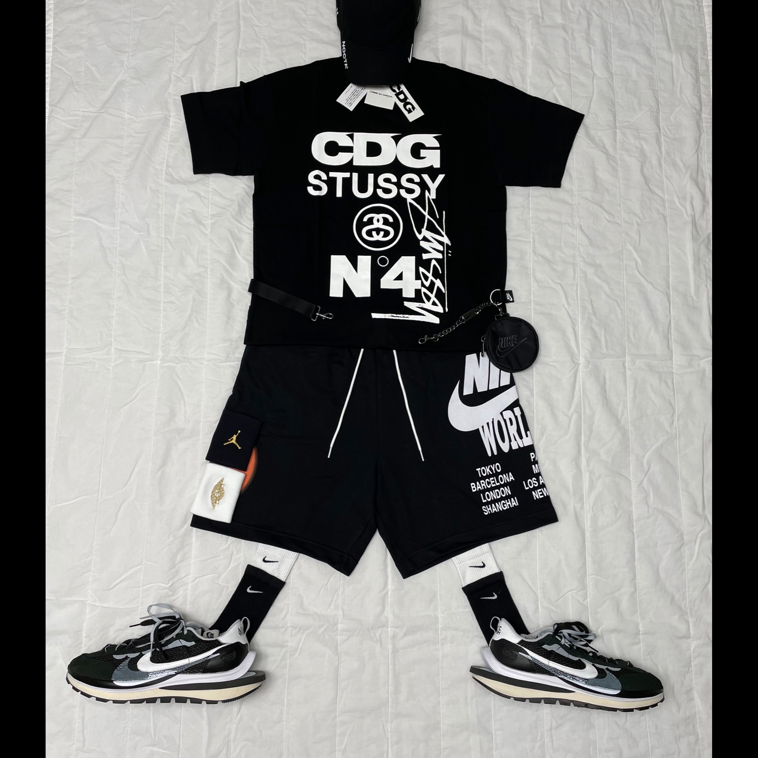 Nike x Drake Nocta Golf Cap Black, CDG x Stussy T-Shirt Black 착용 스타일