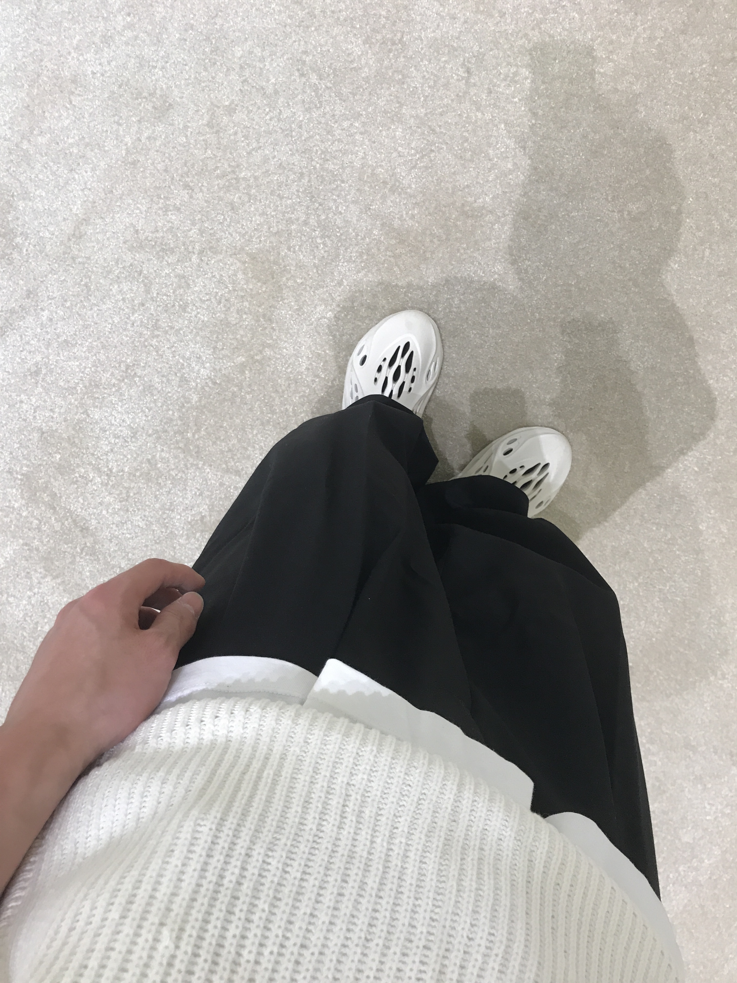 Adidas Yeezy Foam RNNR Sand 착용 스타일 - 3
