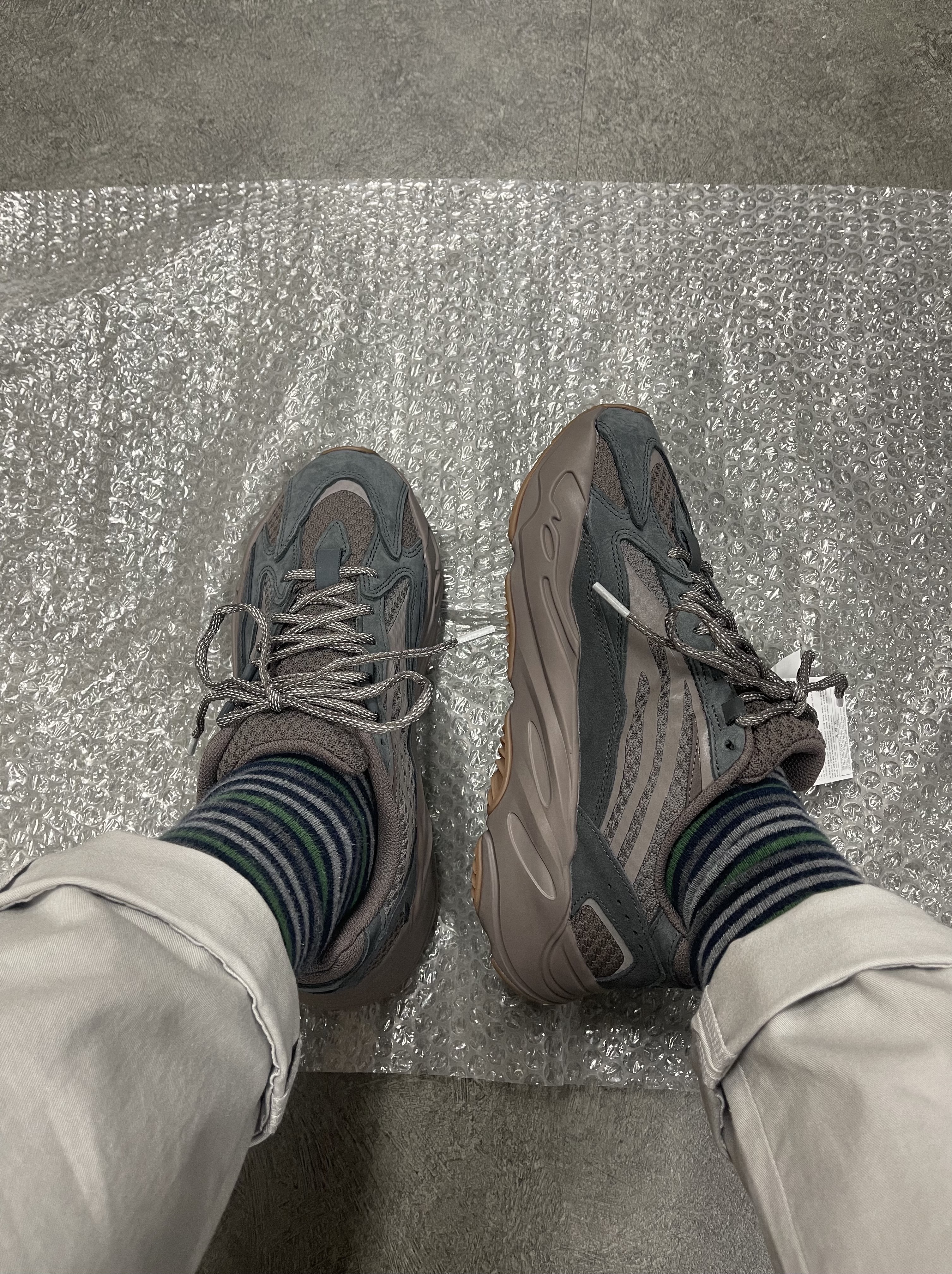 Adidas Yeezy Boost 700 V2 Mauve 착용 스타일 - 2