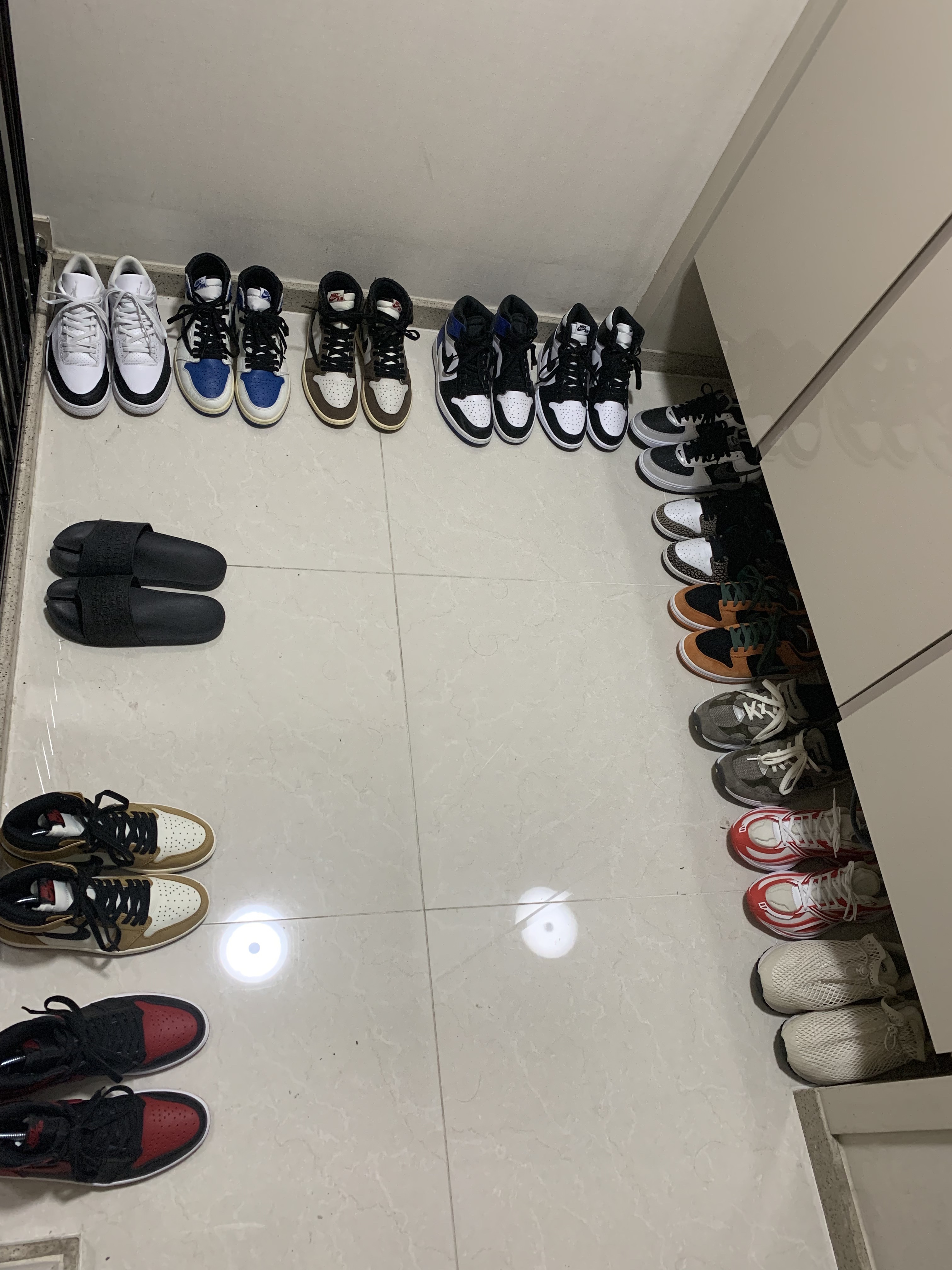 Jordan 1 x Travis Scott x Fragment Retro High OG SP Military Blue, New Balance x JJJJound 992 Made in USA Grey 착용 스타일