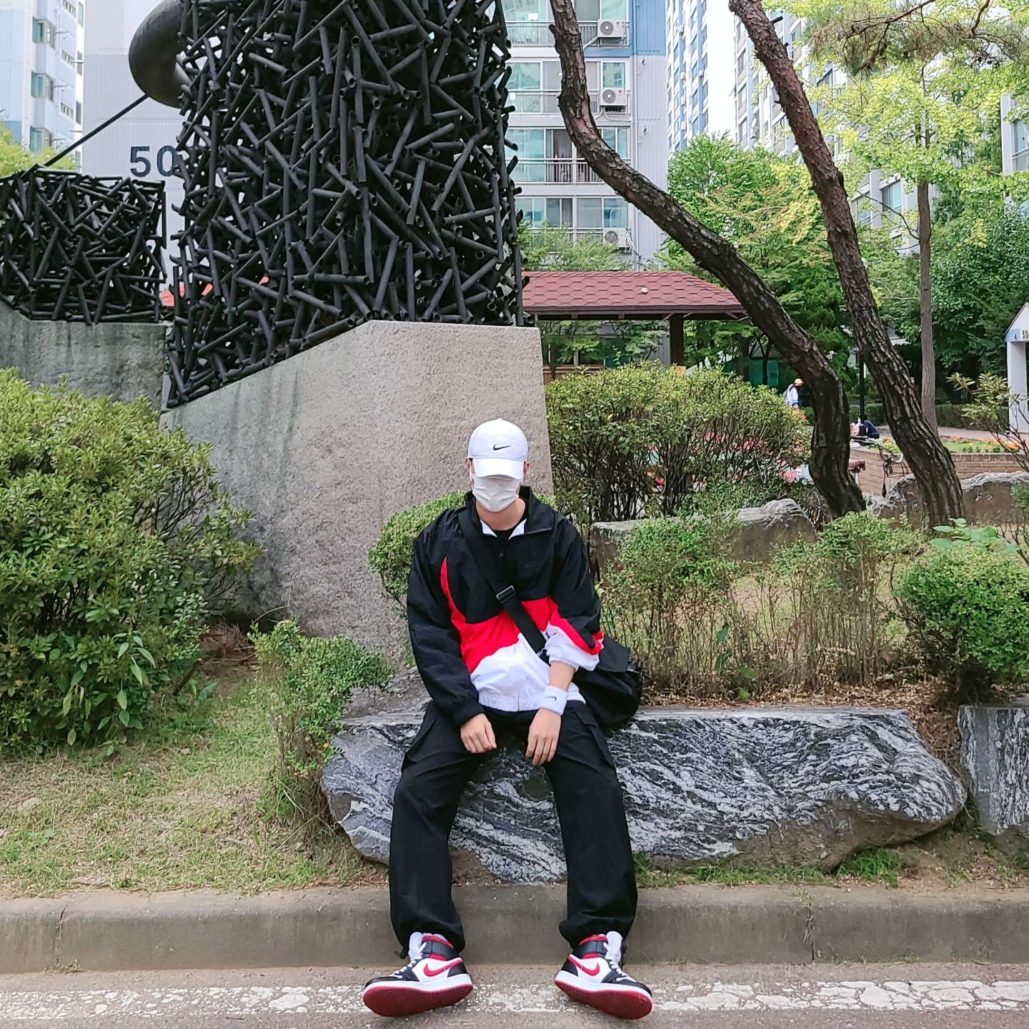 Jordan 1 Mid Gym Red Black White 착용 스타일