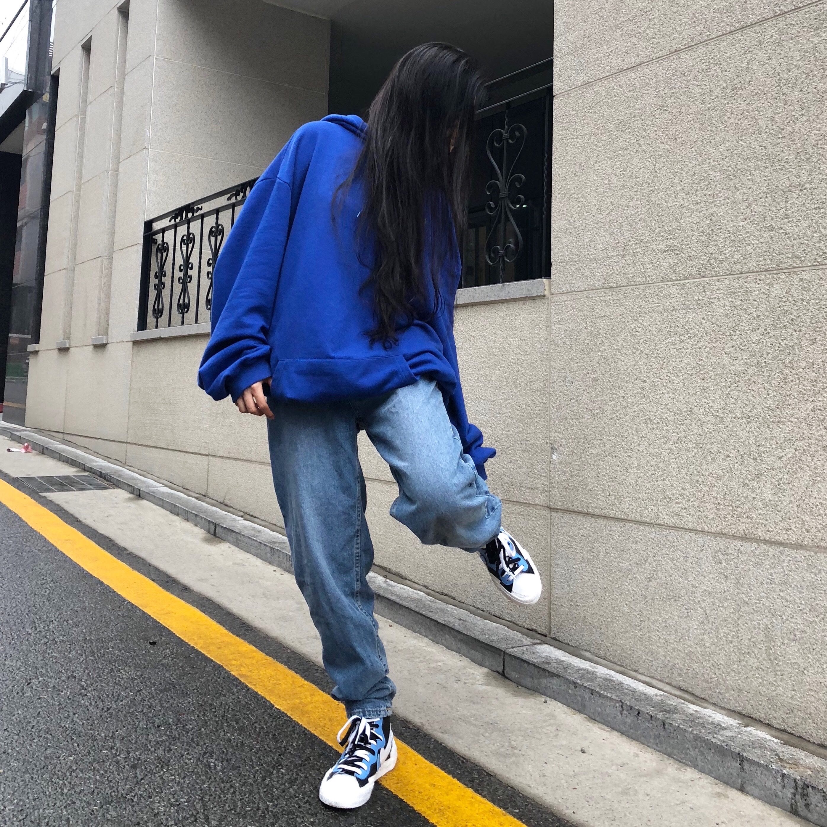 Nike x Sacai Blazer Mid White Black Legend Blue 착용 스타일 - 2