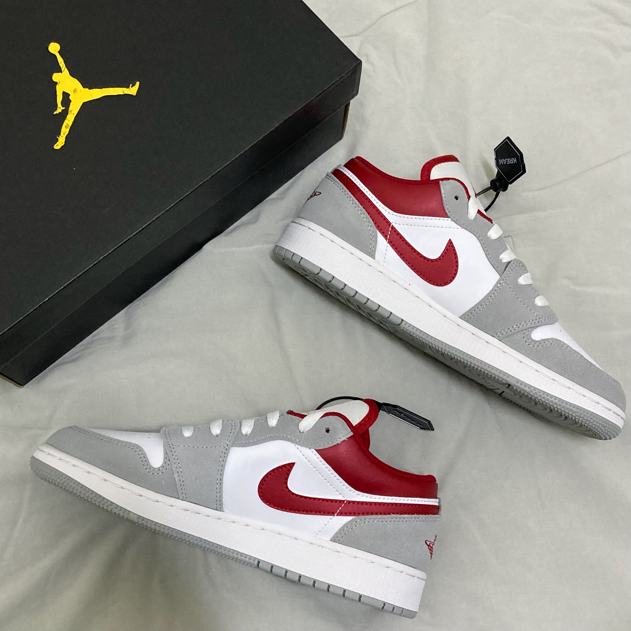 (GS) Jordan 1 Low SE Light Smoke Grey Gym Red 착용 스타일