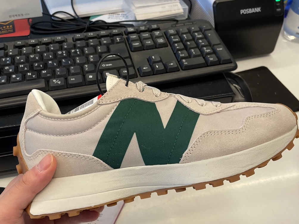 New Balance 327 Timberwolf 착용 스타일