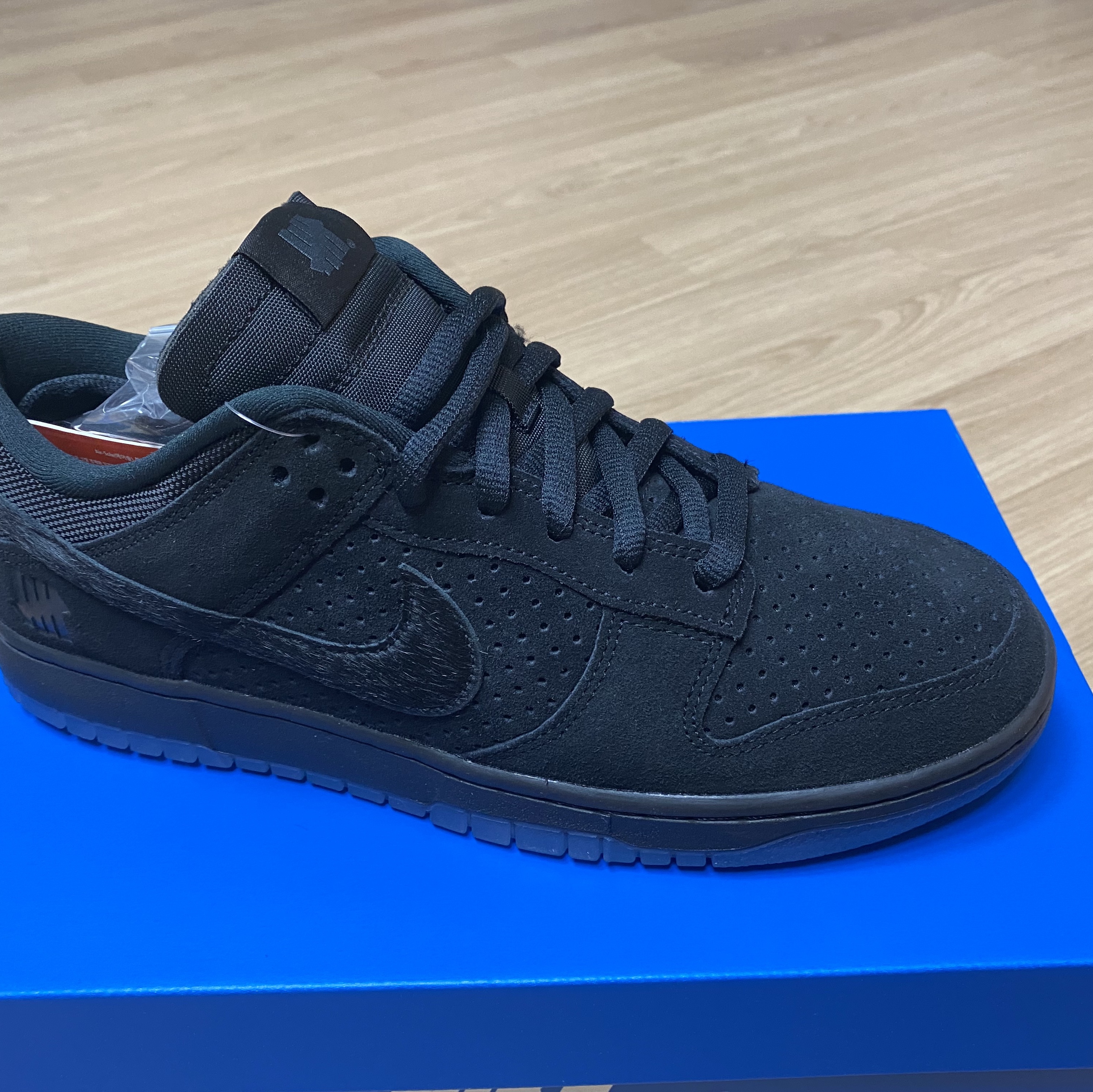 Nike x Undefeated Dunk Low SP 5 On It Black 착용 스타일 - 2