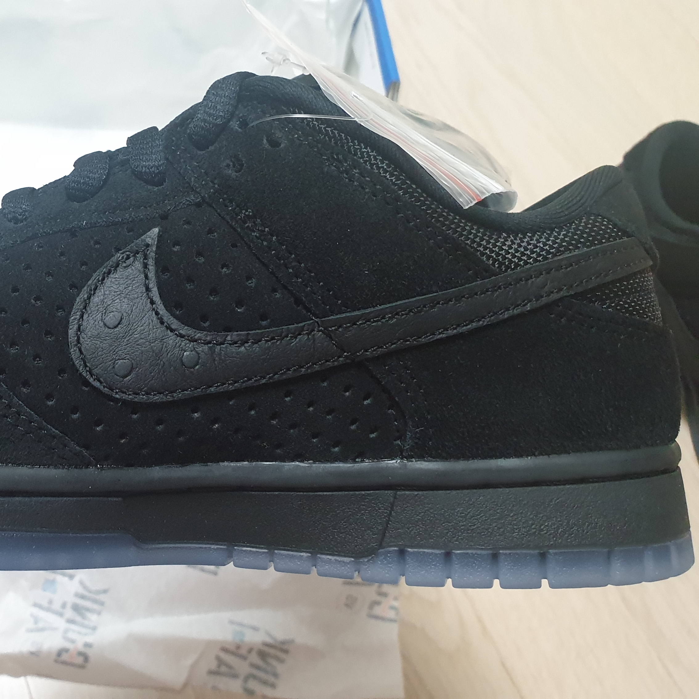 Nike x Undefeated Dunk Low SP 5 On It Black 착용 스타일 - 5
