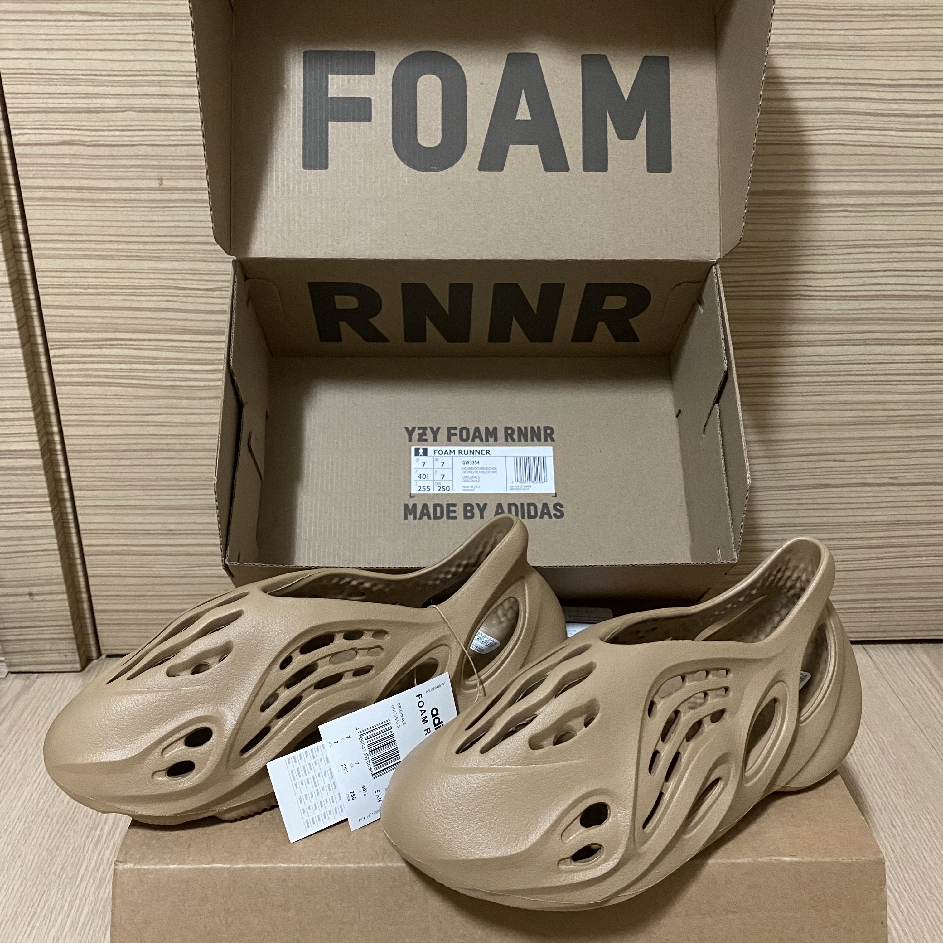 Adidas Yeezy Foam RNNR Ochre 착용 스타일