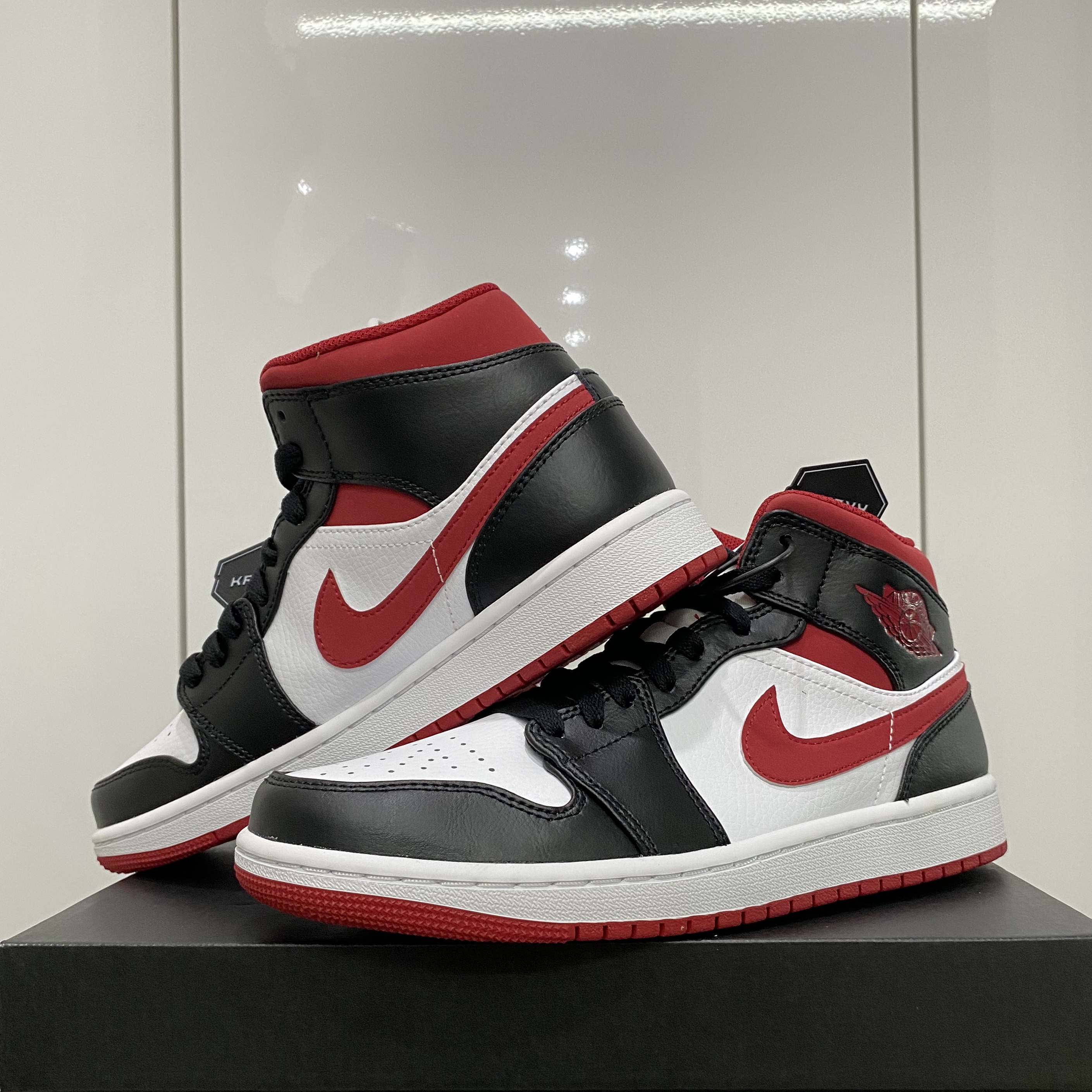 Jordan 1 Mid Gym Red Black White, (GS) Jordan 1 Mid Gym Red Black White 착용 스타일 - 1