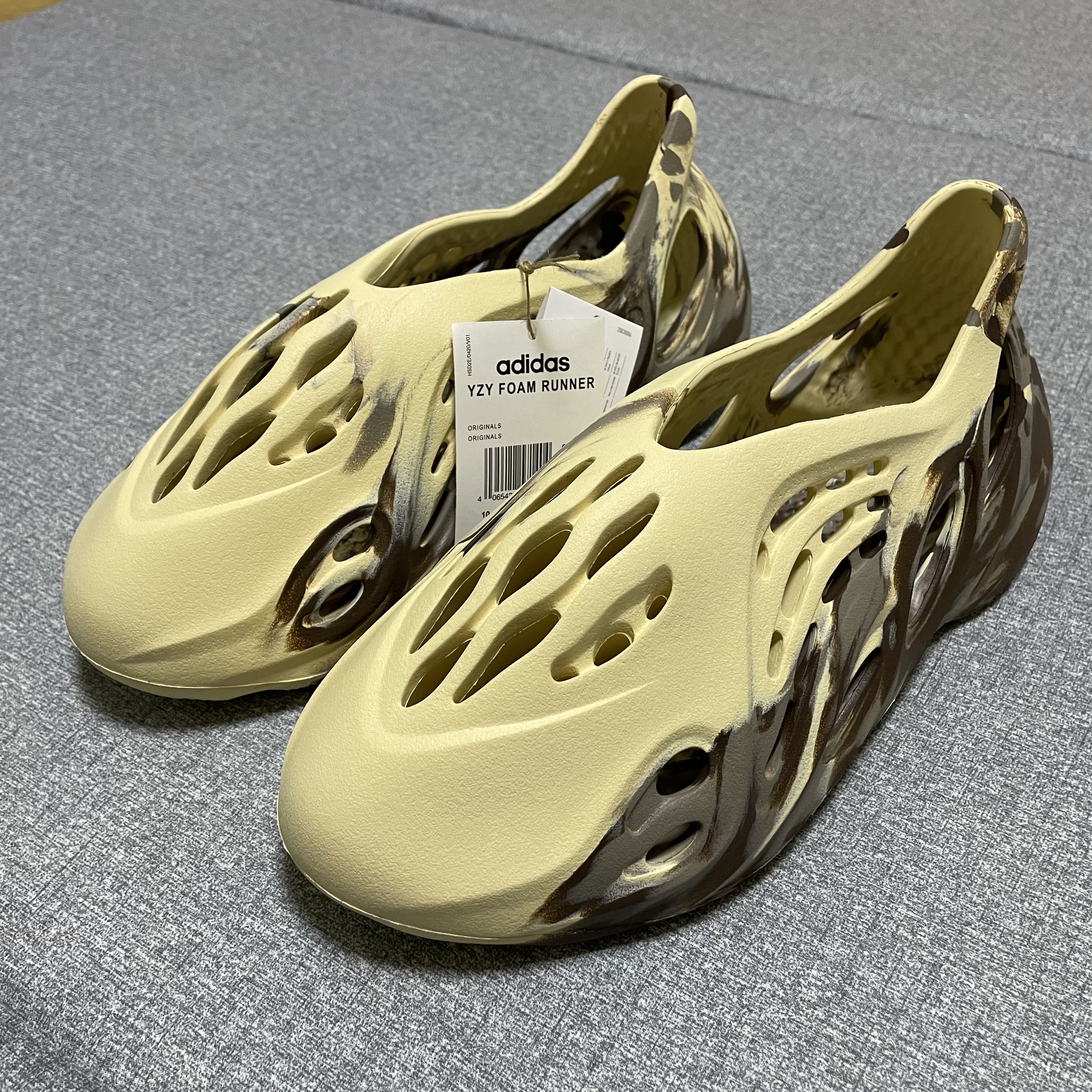 Adidas Yeezy Foam RNNR MX Cream Clay 착용 스타일 - 1