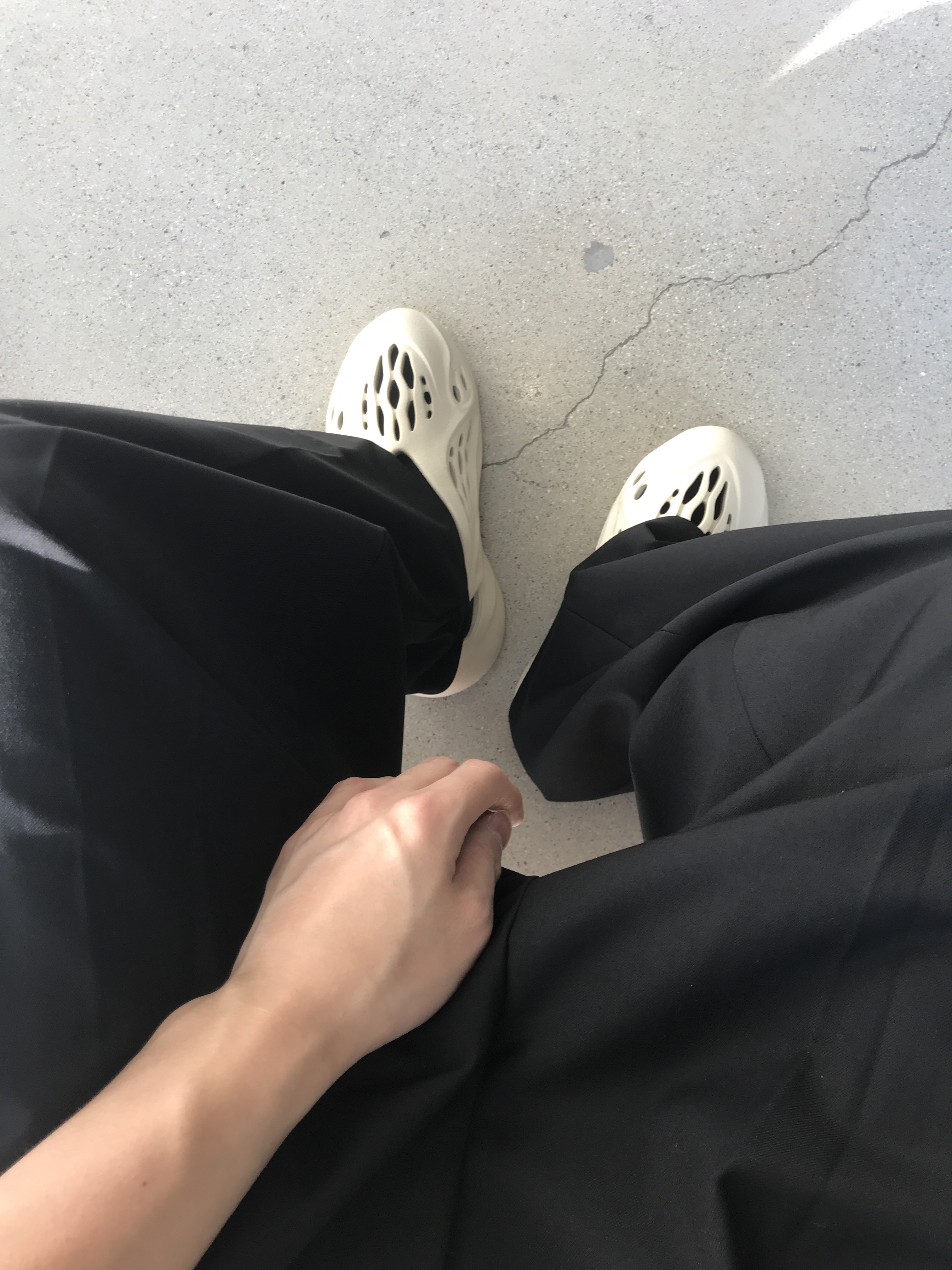 Adidas Yeezy Foam RNNR Sand 착용 스타일 - 4