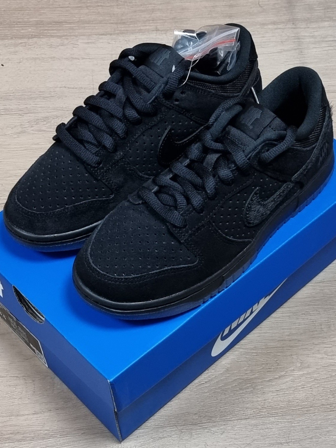 Nike x Undefeated Air Force 1 Low SP 5 On It Court Blue, Nike x Undefeated Dunk Low SP 5 On It Black 착용 스타일 - 2