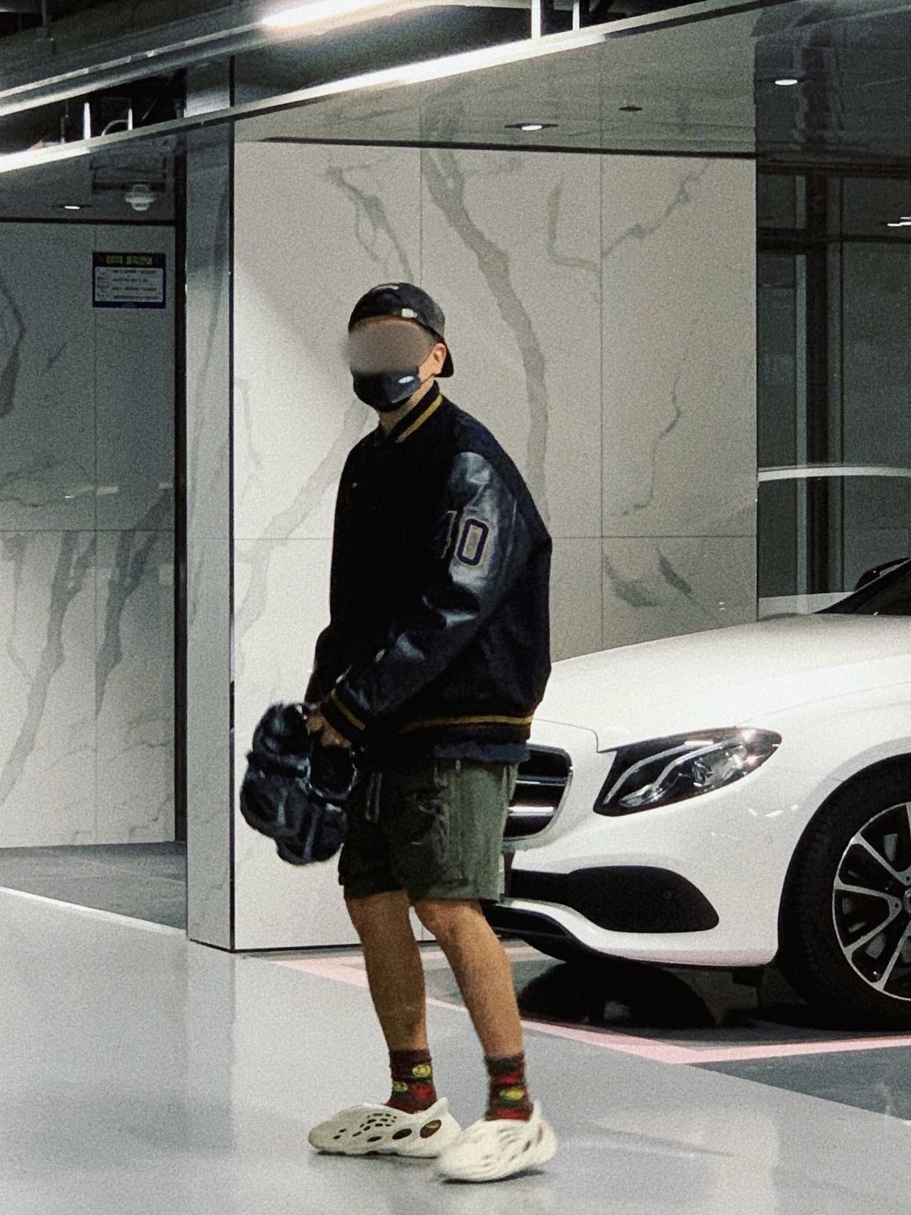 Adidas Yeezy Foam RNNR Sand, Stussy 40th Anniversary IST Jacket (Ny.LT.La) 착용 스타일 - 3