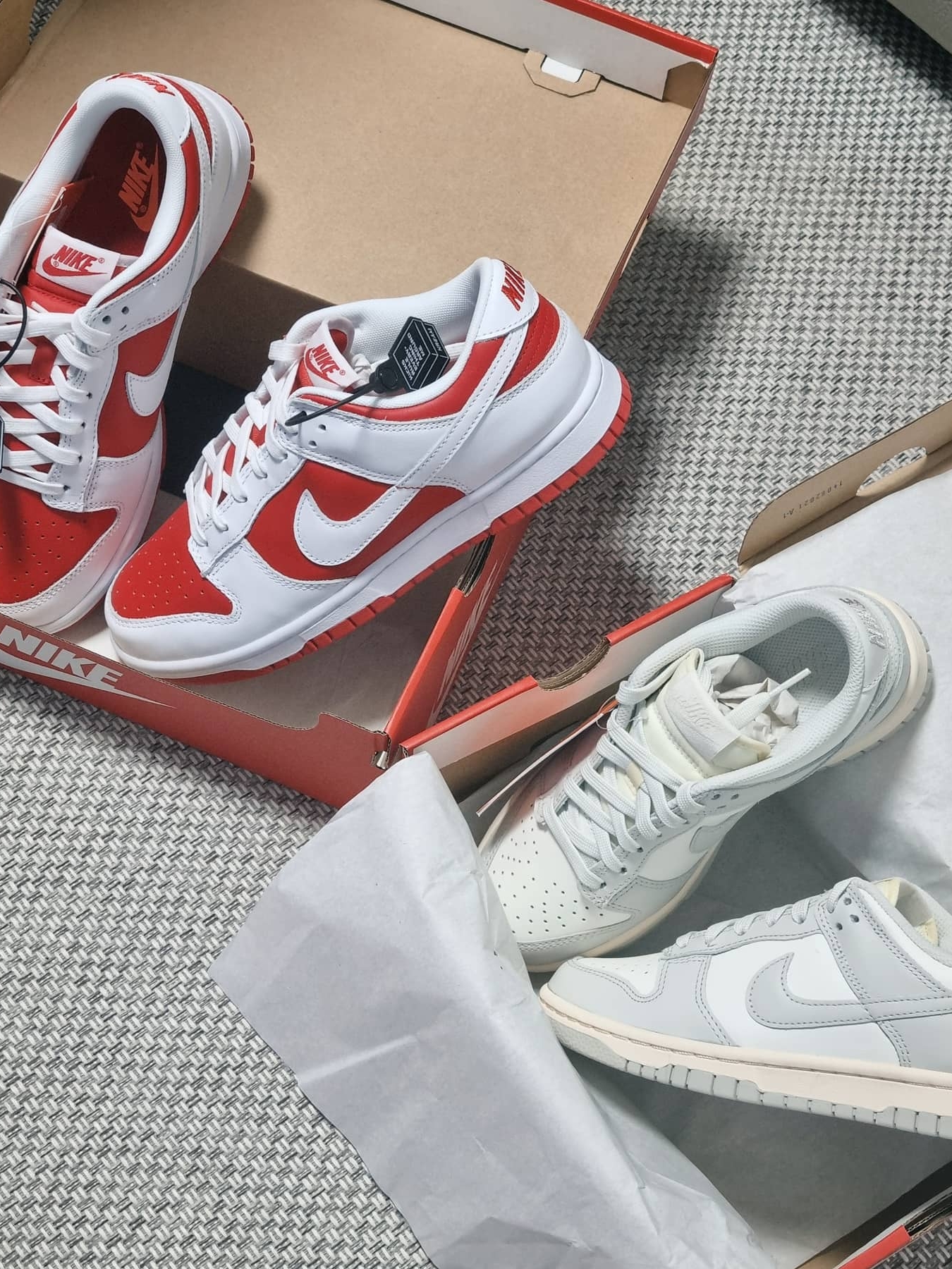 (W) Nike Dunk Low Light Bone, Nike Dunk Low Retro Championship Red 착용 스타일