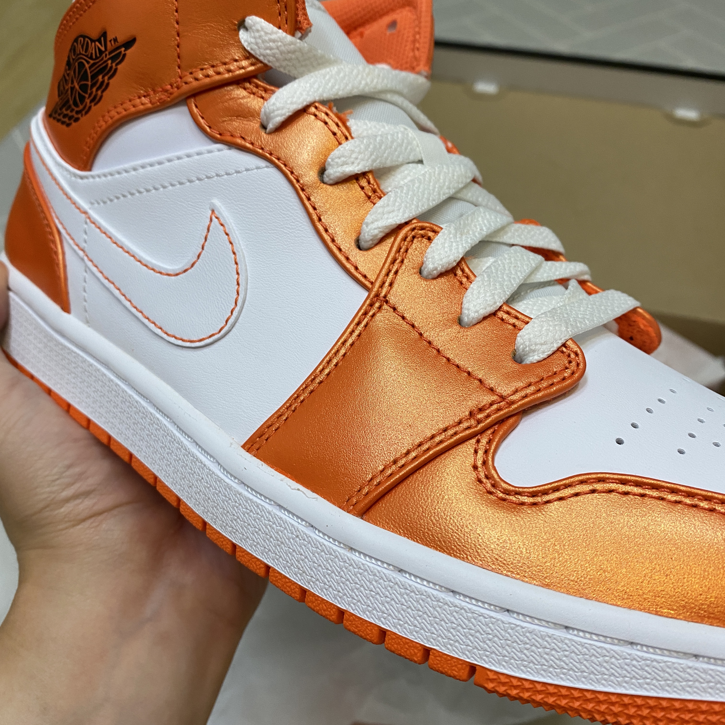 Jordan 1 Mid SE Electro Orange 착용 스타일 - 2