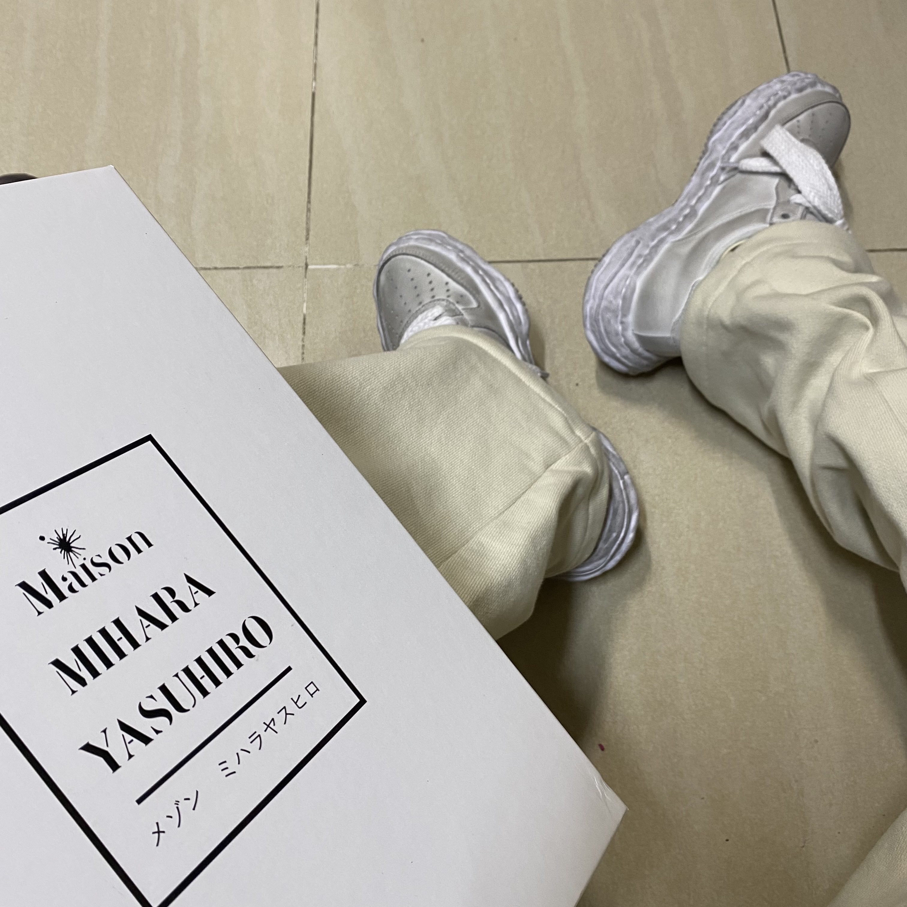 Maison Mihara Yasuhiro Wayne OG DE Sole Leather Low-top Sneakers White 착용 스타일