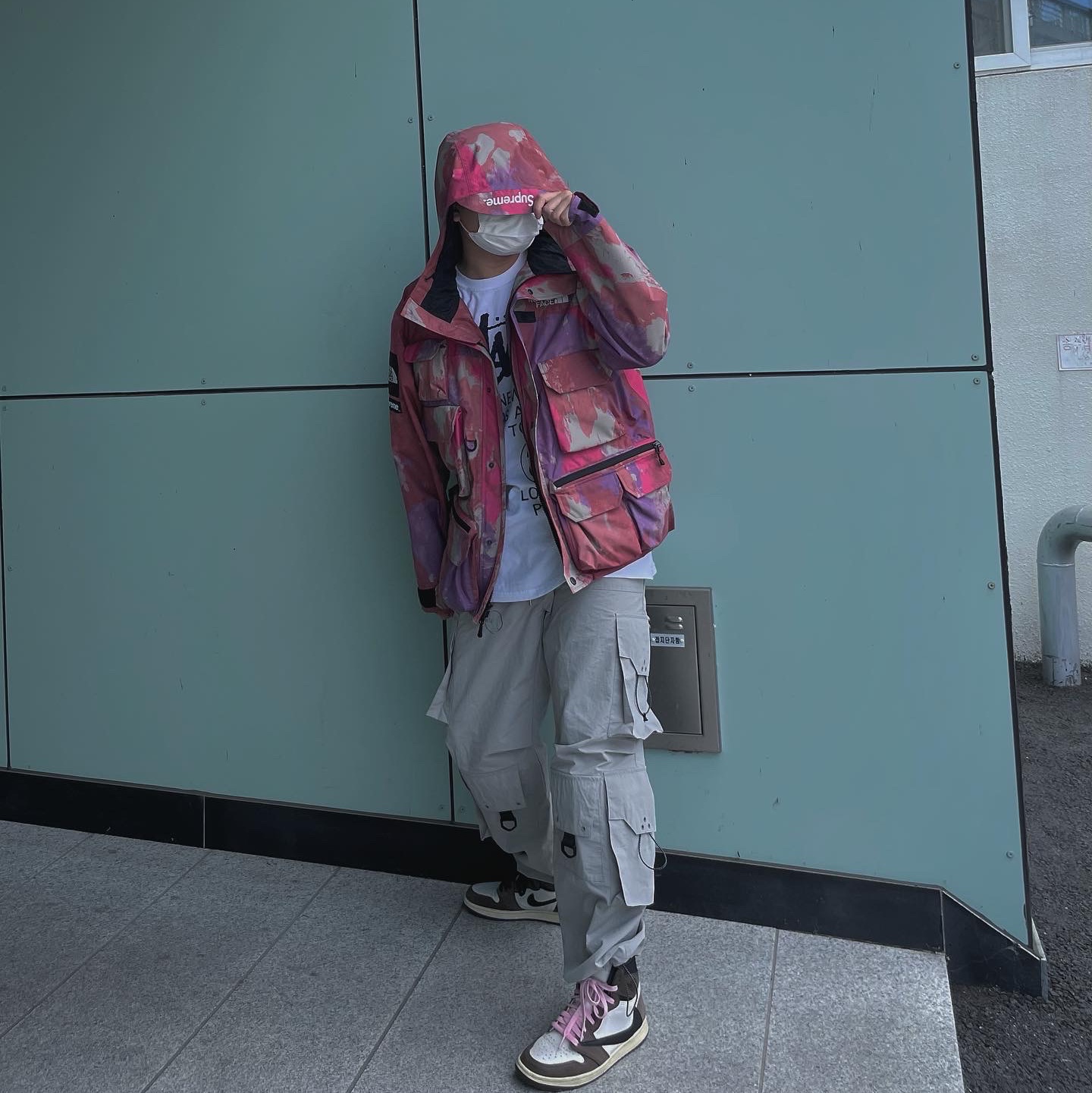 Supreme x The North Face Cargo Jacket Multi-Color - 20SS, Jordan 1 x Travis Scott Retro High OG SP Mocha 착용 스타일 - 1