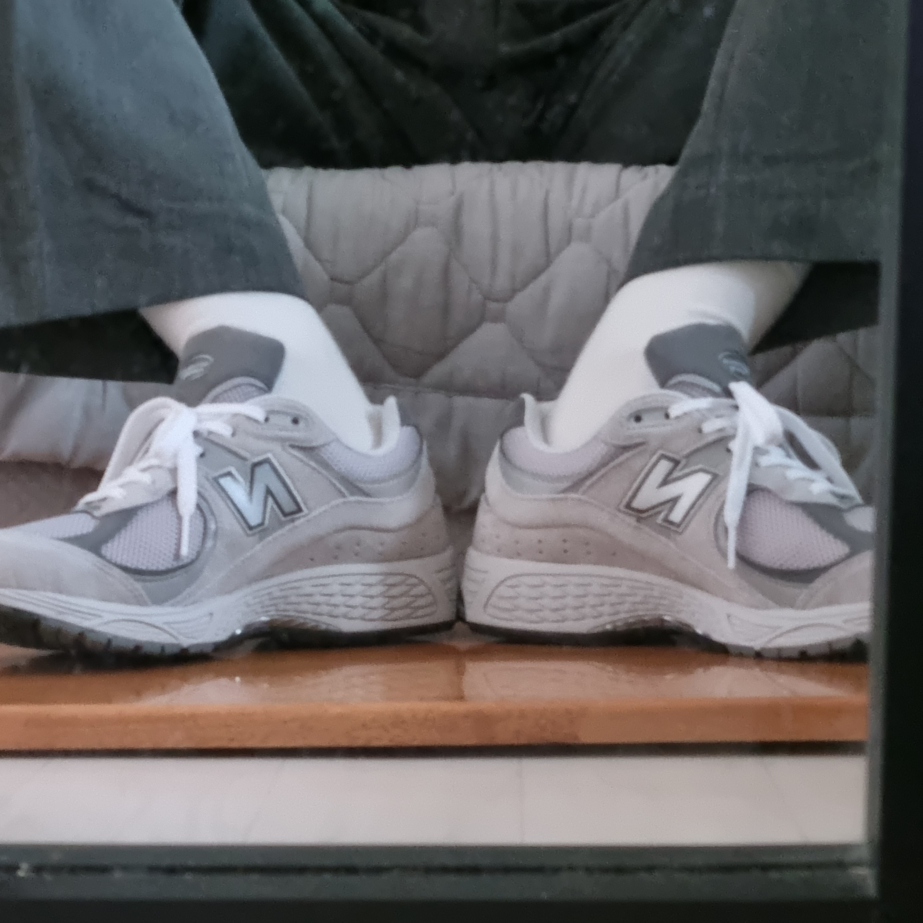 New Balance 2002R T2 Gray 착용 스타일