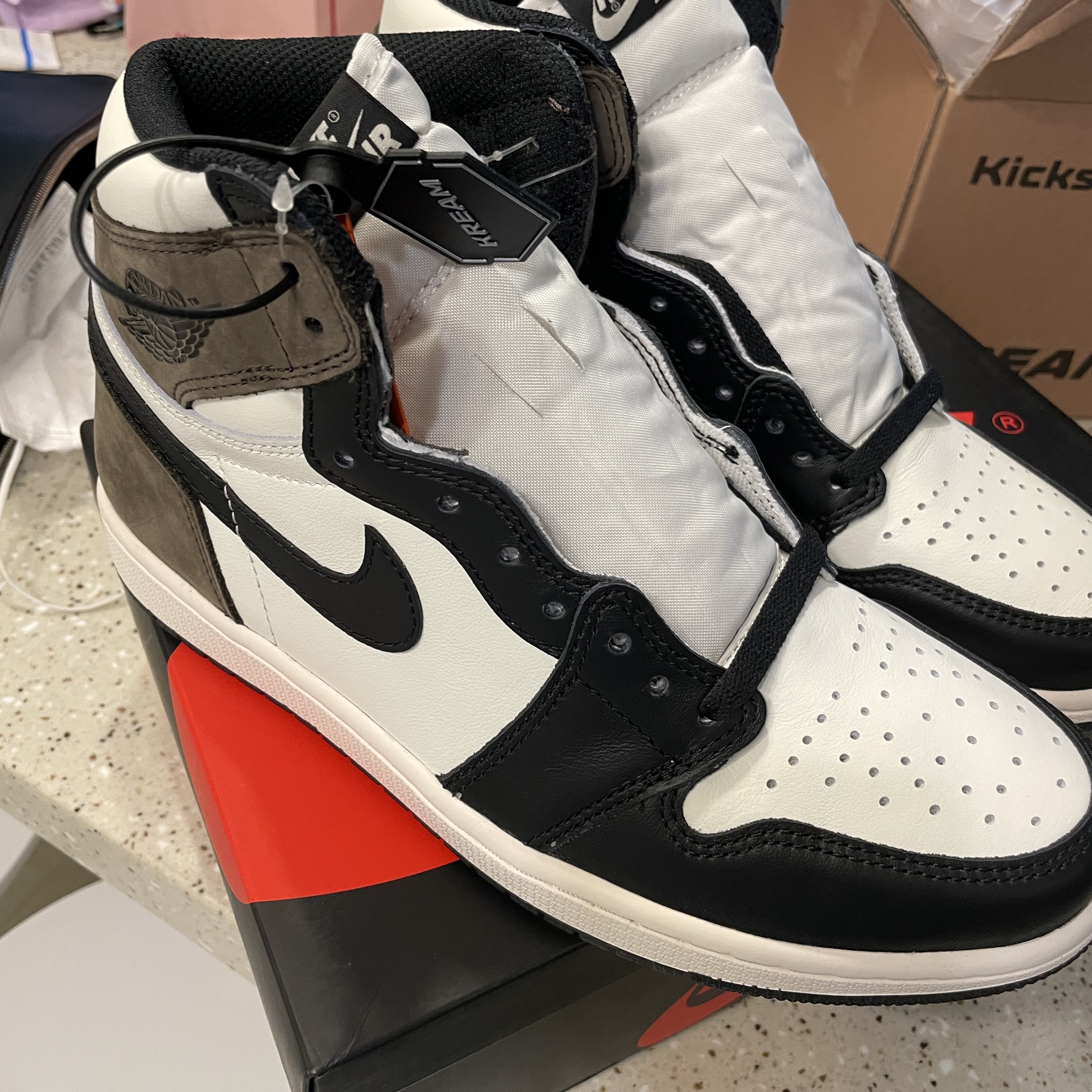 Jordan 1 Retro High OG Black Mocha, Nike x Peaceminusone Air Force 1 Low Para-Noise 2.0 착용 스타일 - 1