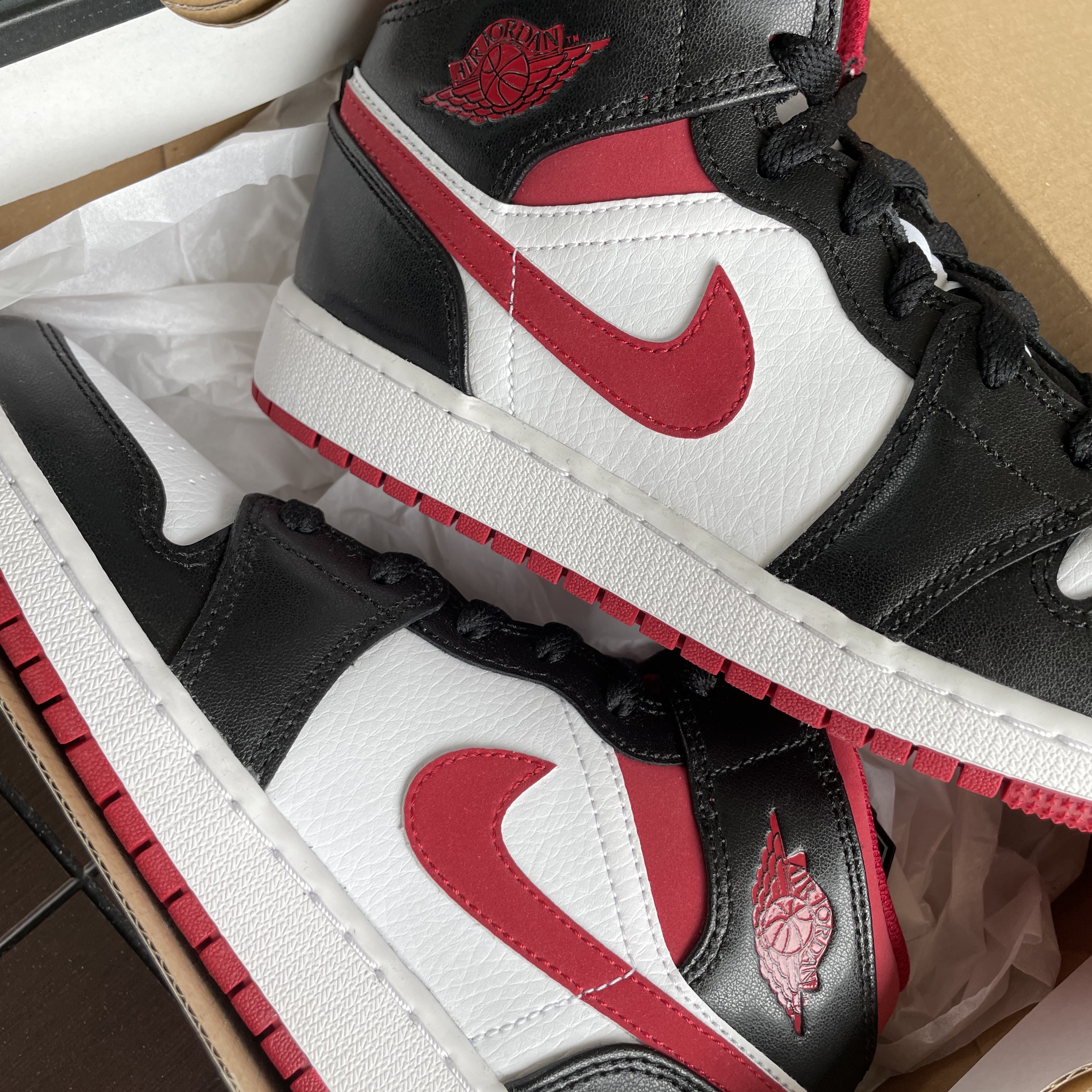 (GS) Jordan 1 Mid Gym Red Black White 착용 스타일