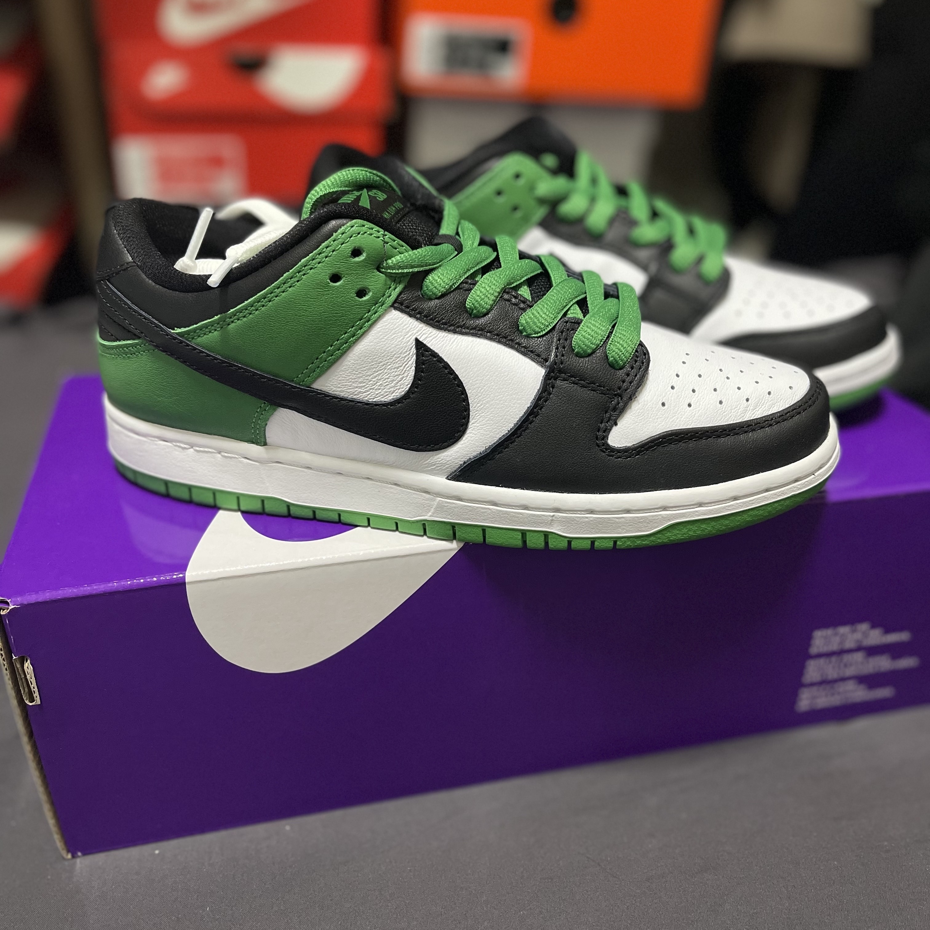 Nike SB Dunk Low Pro Black and Classic Green 착용 스타일