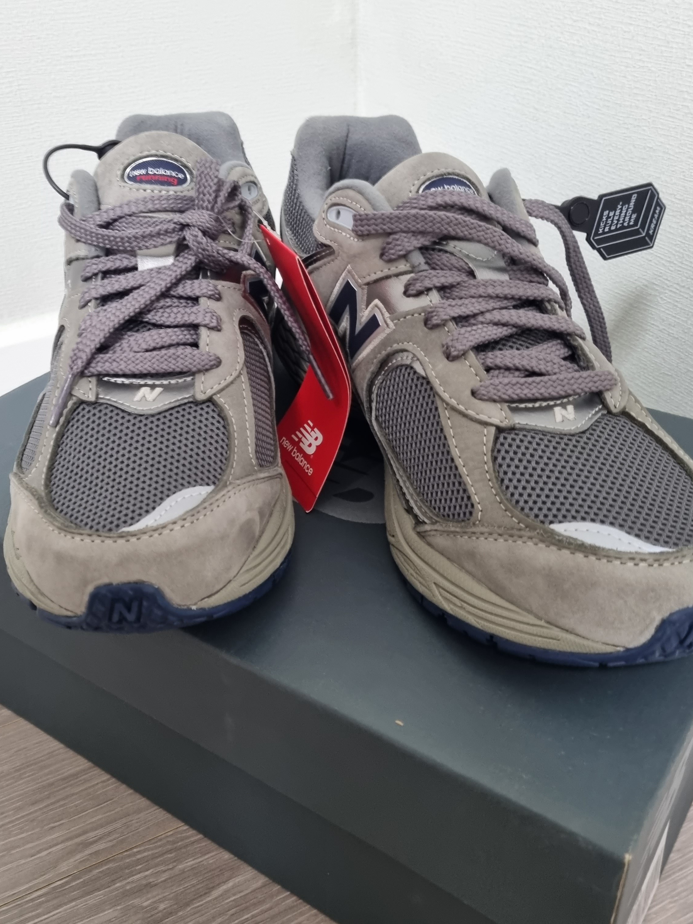 New Balance 2002R Grey, New Balance 2002R Gray 착용 스타일 - 3