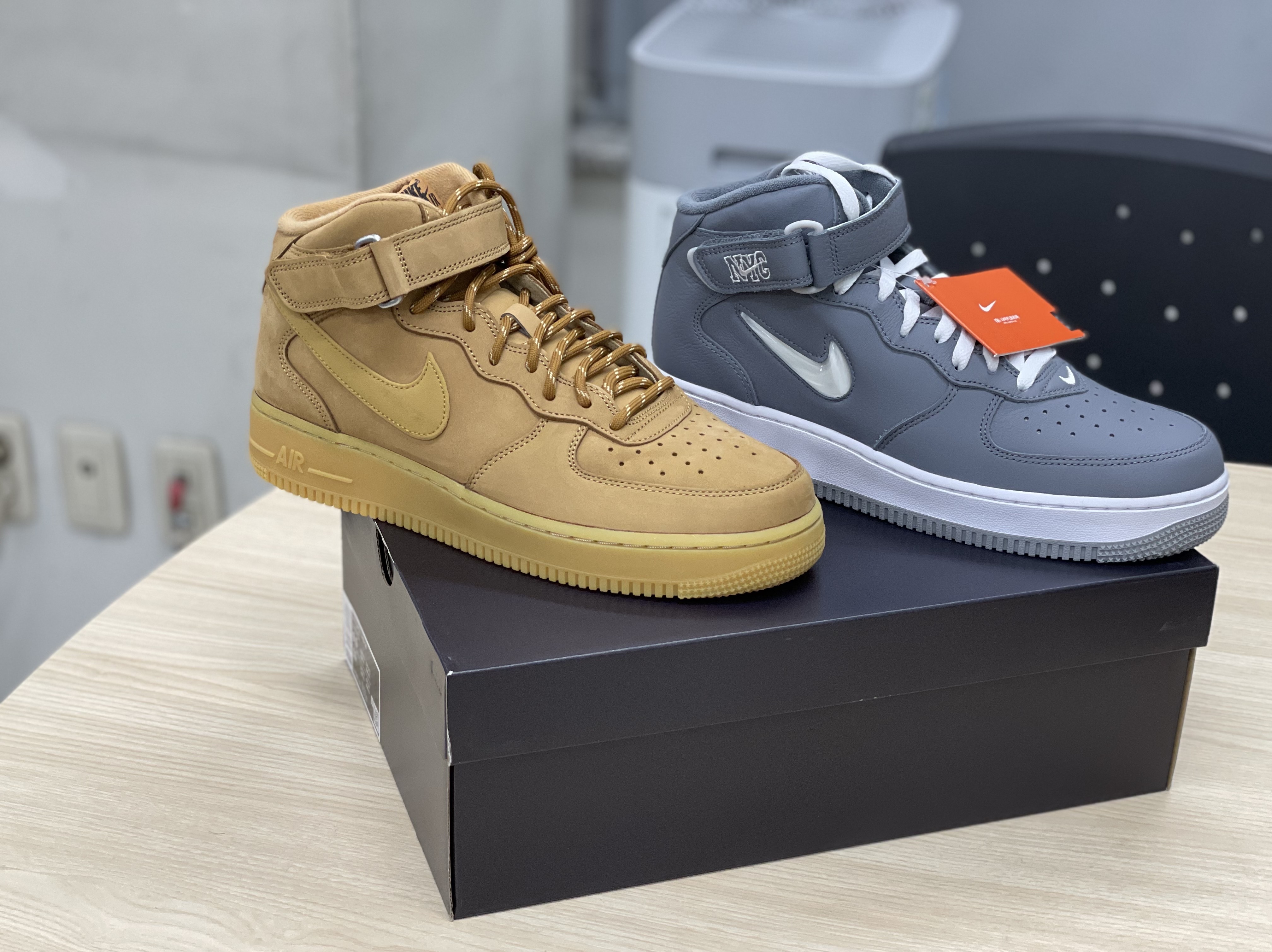 Nike Air Force 1 Mid QS NYC Cool Grey, Nike Air Force 1 Mid '07 WB Flax 착용 스타일