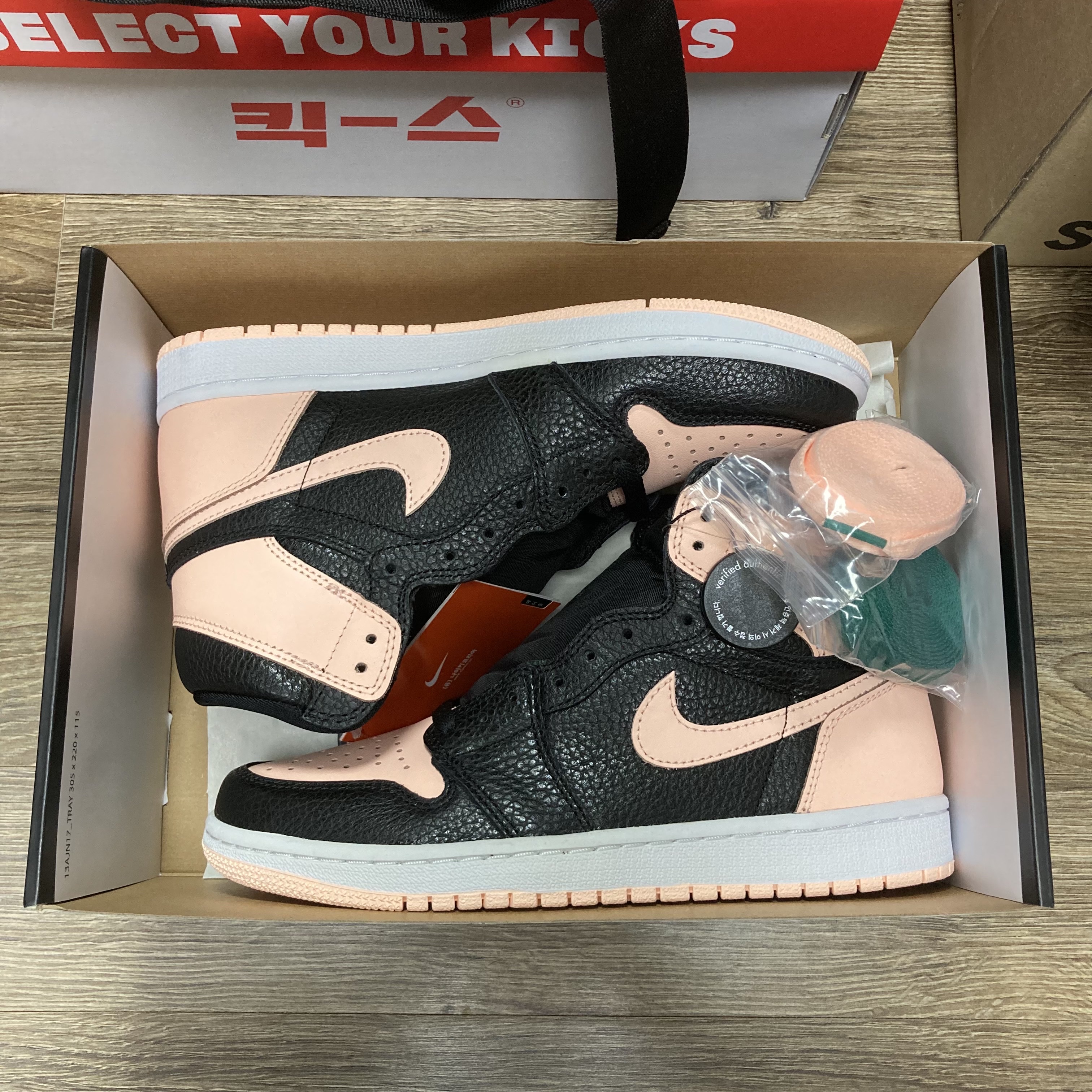 Jordan 1 Retro High OG Crimson Tint 착용 스타일 - 3