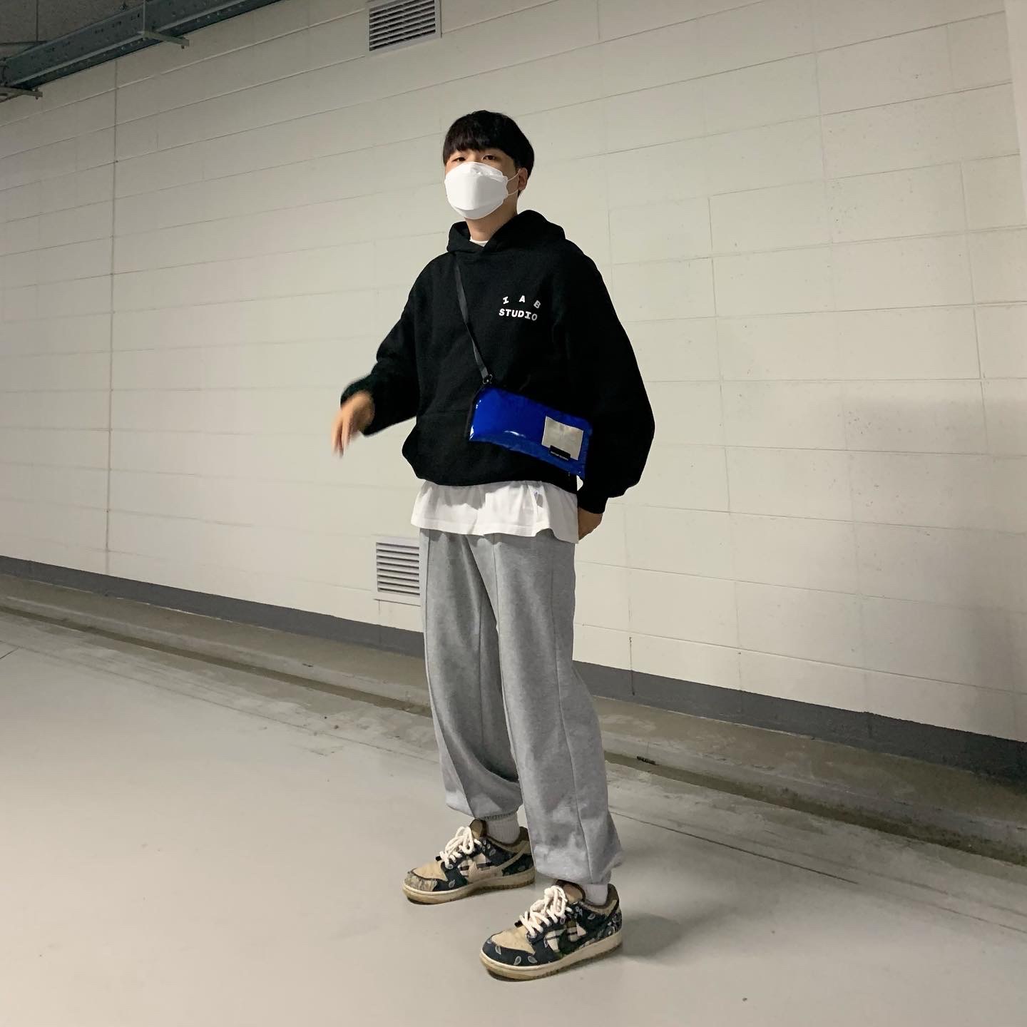 IAB Studio Hoodie Black White, Nike x Travis Scott SB Dunk Low 착용 스타일 - 1