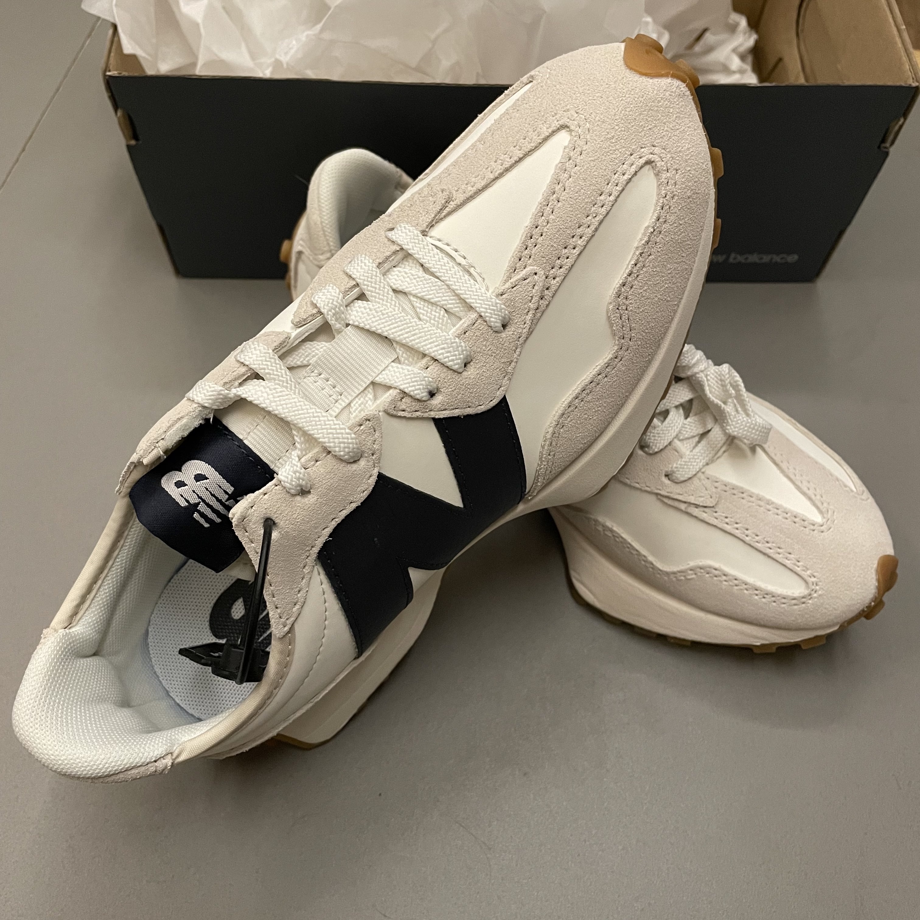 (W) New Balance 327 Beige Gum 착용 스타일 - 2