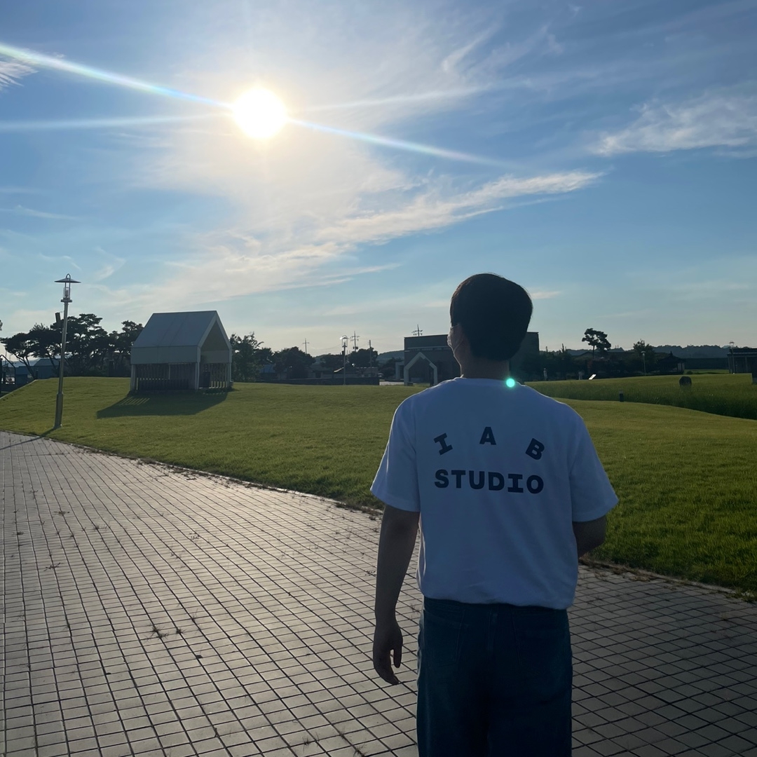 IAB Studio T-Shirt White 착용 스타일