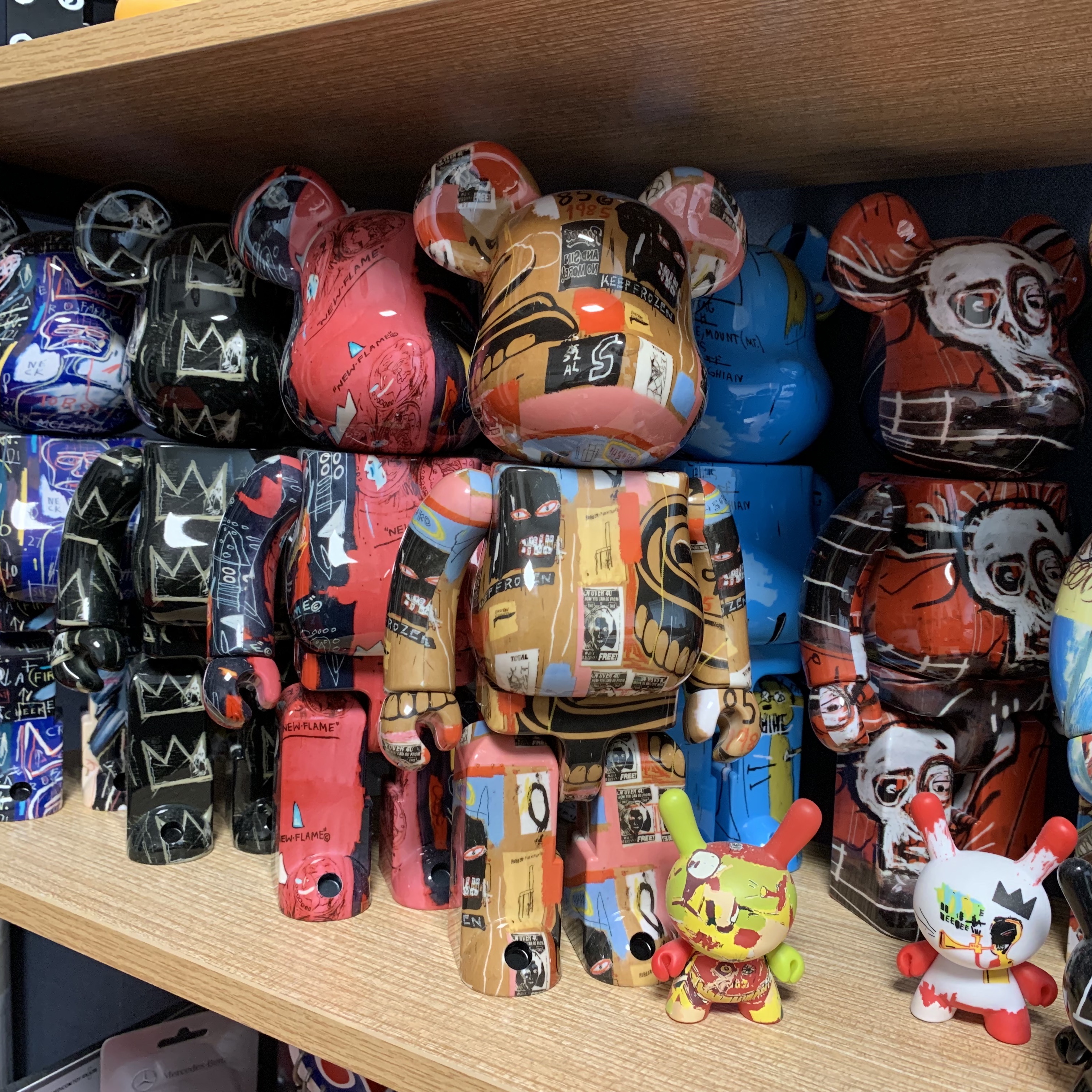 Bearbrick Jean-Michel Basquiat #1 100% & 400% Set, Bearbrick Jean-Michel Basquiat #6 100% & 400% Set 착용 스타일