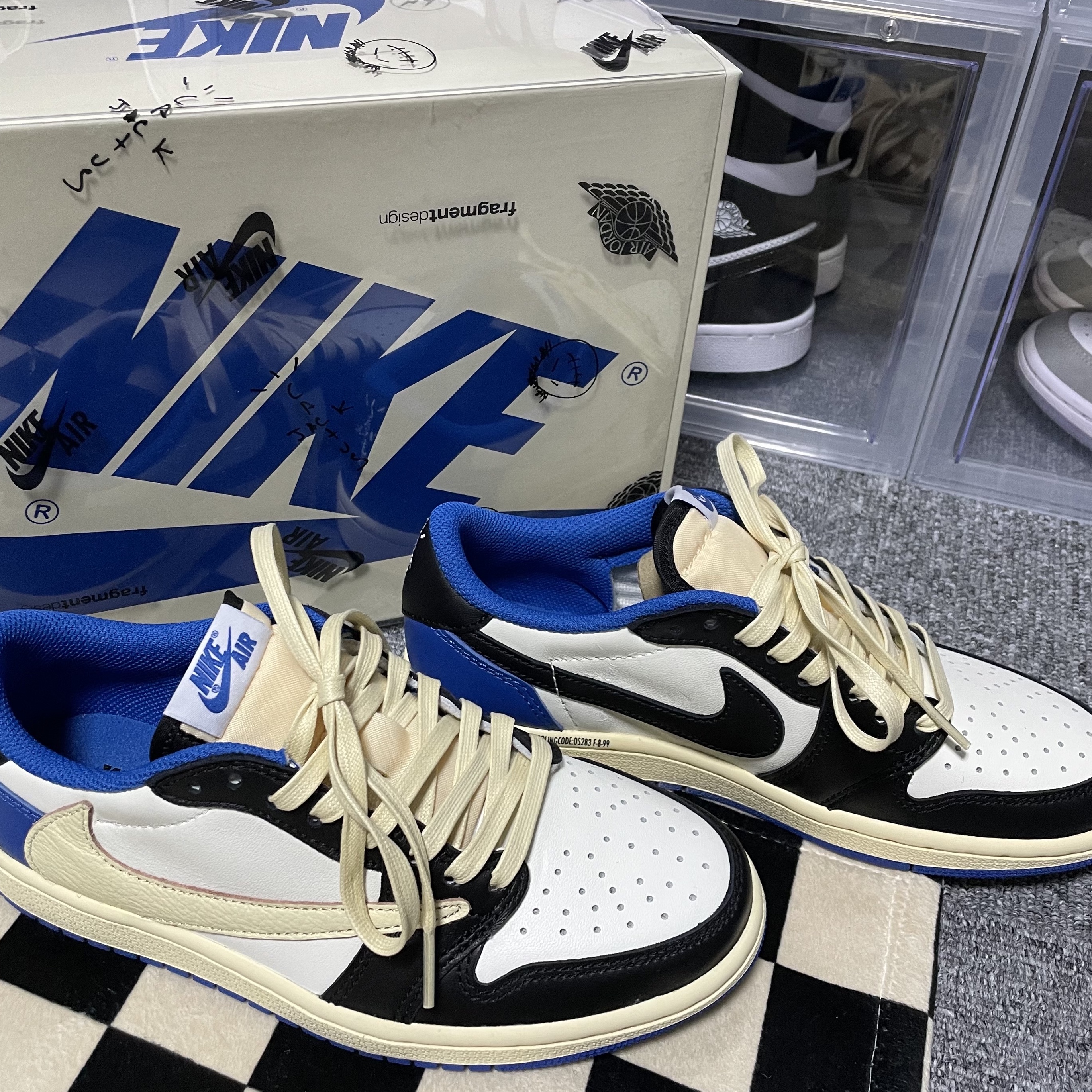 Jordan 1 x Travis Scott x Fragment Retro Low OG SP Military Blue 착용 스타일 - 1