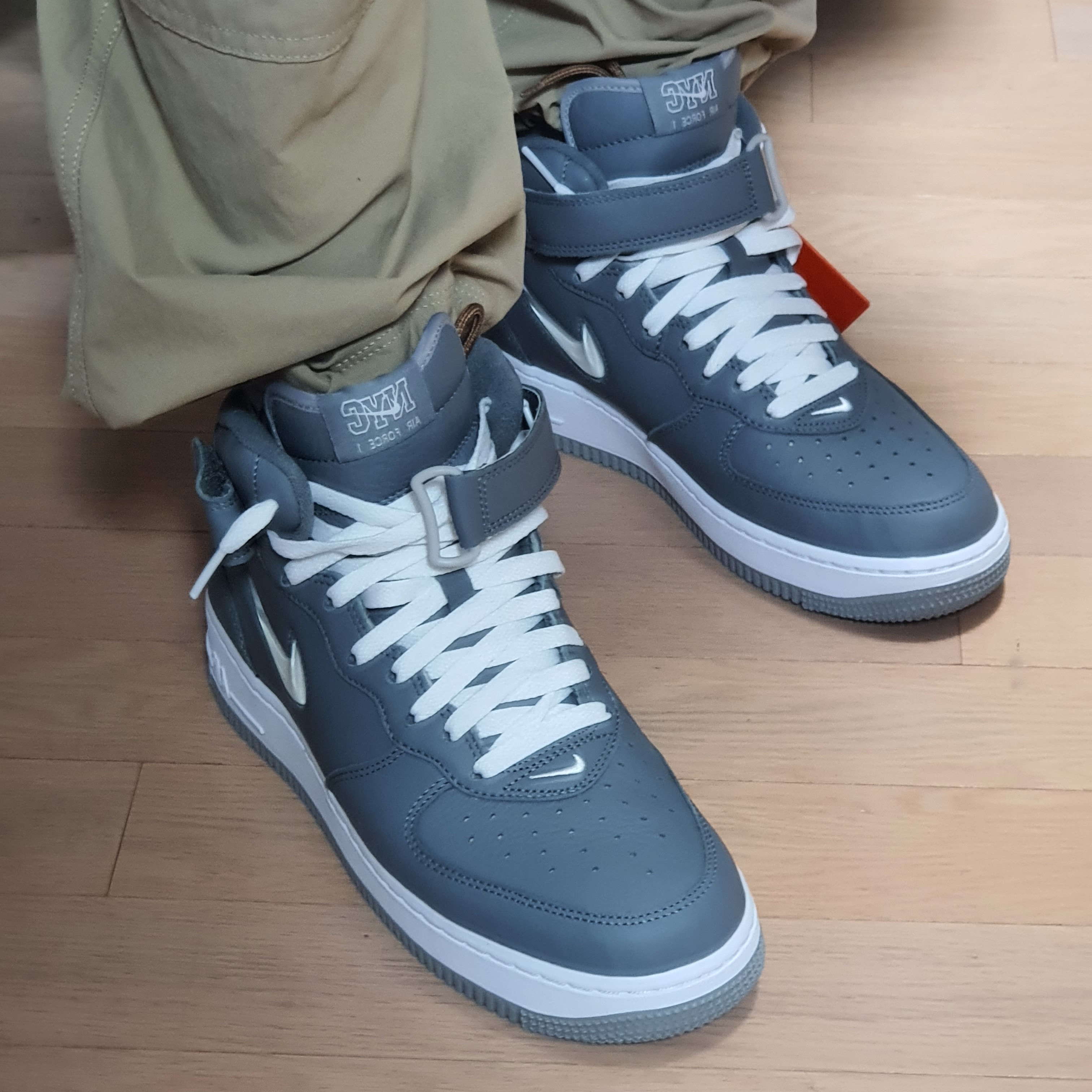 Nike Air Force 1 Mid QS NYC Cool Grey 착용 스타일 - 1